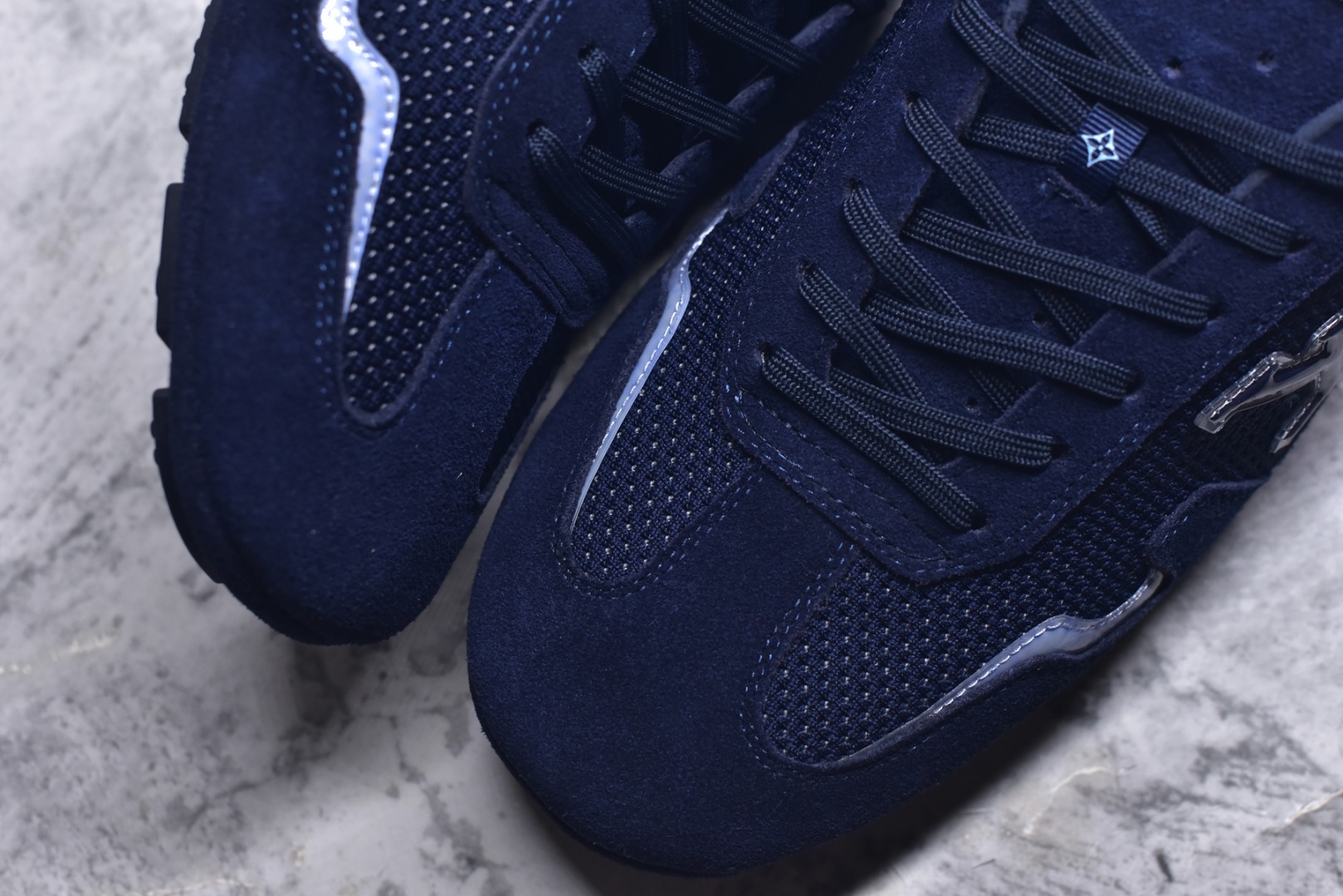 图片[8]-#LV路易威登 L家 驴牌 最新Rally系列 网面 休闲 运动鞋 豆豆鞋 原版购入开发 做货 本款 LV Rally 运动鞋拼接绒面牛皮革和网格面料，为驾驶鞋构型融入橡胶垫外底，成就舒软与轻盈兼备的摩登之选。侧面 LV 字母、后部手写体路易威登标识，以及鞋舌与外底的 Vuitton 标识共同烙下品牌印记 配送专柜精美包装🛍📦 ▪️面料： 原版定制进口网面+牛皮 ▪️内里： 原版定制透气网里 ▪️大底： 原版开模防滑橡胶材质 ▪️底厚： 2CM ▪️尺码： 男款39-45-选品中心