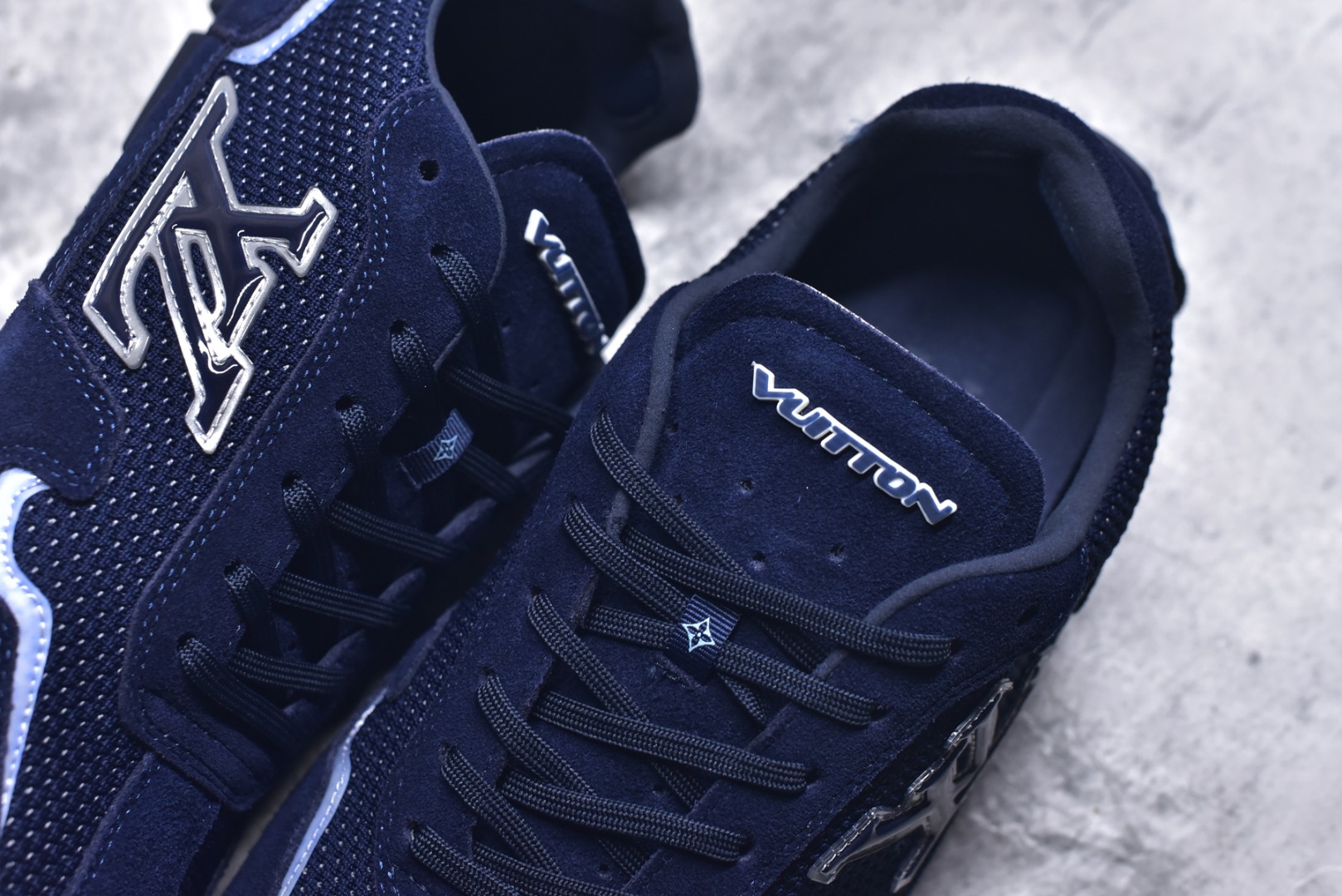 图片[9]-#LV路易威登 L家 驴牌 最新Rally系列 网面 休闲 运动鞋 豆豆鞋 原版购入开发 做货 本款 LV Rally 运动鞋拼接绒面牛皮革和网格面料，为驾驶鞋构型融入橡胶垫外底，成就舒软与轻盈兼备的摩登之选。侧面 LV 字母、后部手写体路易威登标识，以及鞋舌与外底的 Vuitton 标识共同烙下品牌印记 配送专柜精美包装🛍📦 ▪️面料： 原版定制进口网面+牛皮 ▪️内里： 原版定制透气网里 ▪️大底： 原版开模防滑橡胶材质 ▪️底厚： 2CM ▪️尺码： 男款39-45-选品中心