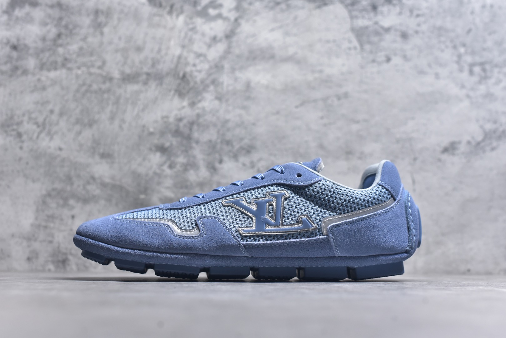 #LV路易威登 L家 驴牌 最新Rally系列 网面 休闲 运动鞋 豆豆鞋 原版购入开发 做货 本款 LV Rally 运动鞋拼接绒面牛皮革和网格面料，为驾驶鞋构型融入橡胶垫外底，成就舒软与轻盈兼备的摩登之选。侧面 LV 字母、后部手写体路易威登标识，以及鞋舌与外底的 Vuitton 标识共同烙下品牌印记 配送专柜精美包装🛍📦 ▪️面料： 原版定制进口网面+牛皮 ▪️内里： 原版定制透气网里 ▪️大底： 原版开模防滑橡胶材质 ▪️底厚： 2CM ▪️尺码： 男款39-45-选品中心