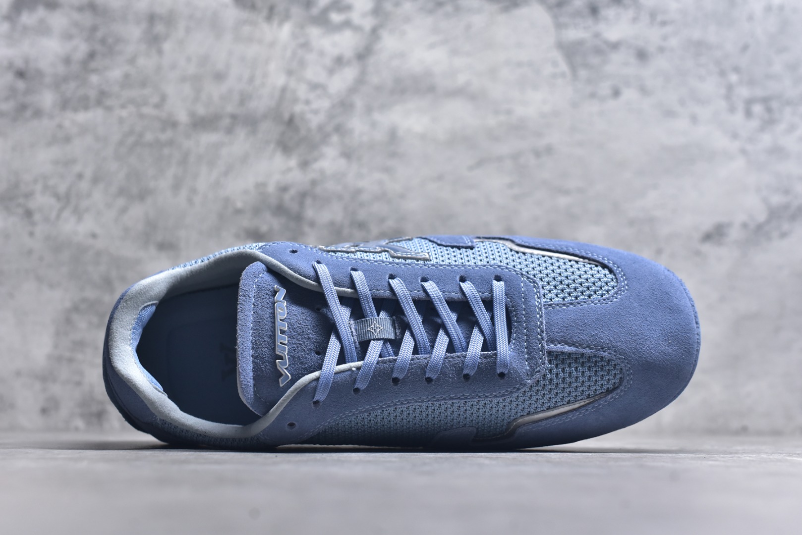 图片[4]-#LV路易威登 L家 驴牌 最新Rally系列 网面 休闲 运动鞋 豆豆鞋 原版购入开发 做货 本款 LV Rally 运动鞋拼接绒面牛皮革和网格面料，为驾驶鞋构型融入橡胶垫外底，成就舒软与轻盈兼备的摩登之选。侧面 LV 字母、后部手写体路易威登标识，以及鞋舌与外底的 Vuitton 标识共同烙下品牌印记 配送专柜精美包装🛍📦 ▪️面料： 原版定制进口网面+牛皮 ▪️内里： 原版定制透气网里 ▪️大底： 原版开模防滑橡胶材质 ▪️底厚： 2CM ▪️尺码： 男款39-45-选品中心