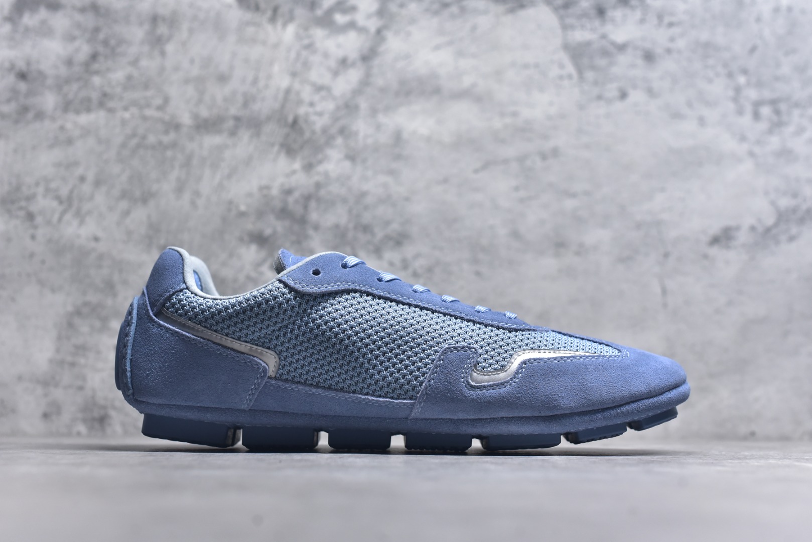 图片[3]-#LV路易威登 L家 驴牌 最新Rally系列 网面 休闲 运动鞋 豆豆鞋 原版购入开发 做货 本款 LV Rally 运动鞋拼接绒面牛皮革和网格面料，为驾驶鞋构型融入橡胶垫外底，成就舒软与轻盈兼备的摩登之选。侧面 LV 字母、后部手写体路易威登标识，以及鞋舌与外底的 Vuitton 标识共同烙下品牌印记 配送专柜精美包装🛍📦 ▪️面料： 原版定制进口网面+牛皮 ▪️内里： 原版定制透气网里 ▪️大底： 原版开模防滑橡胶材质 ▪️底厚： 2CM ▪️尺码： 男款39-45-选品中心