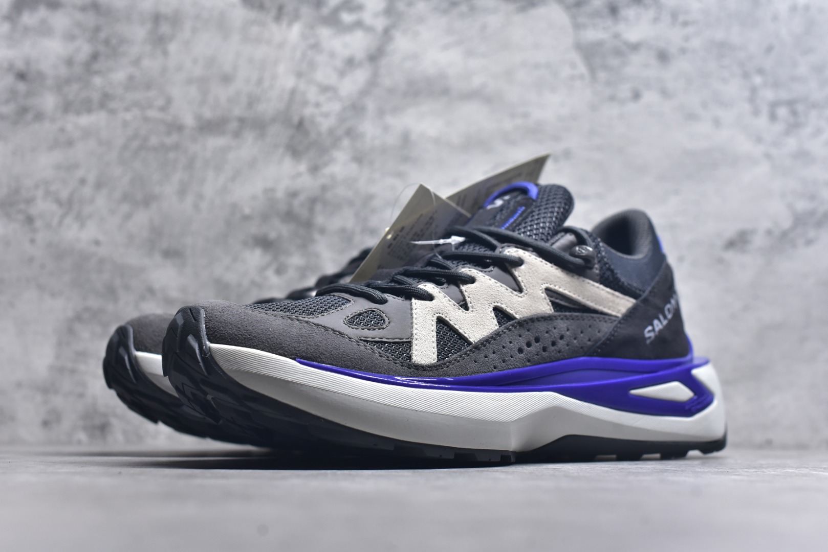 图片[2]-#Salomon 萨洛蒙 情侣款👫 户外都市潮流舒适休闲 减震 Odyssey Elmt 运动鞋 原版购入开发 做货 雷军同款Salomon 为越野鞋 ODYSSEY ELMT LOW 提供全新配色选项 Vanillalce，配备柔软的缓震泡棉中底，提供持久的舒适感 鞋底采用了AdvancedChassisTMM 稳定的底盘系统 为穿着者提供舒服的脚感和稳定性 面料 原版定制进口牛皮材质 内里 原版定制透气网里 鞋底 原版开模防滑发泡材质 尺码： 女码36-40 男码39-45-选品中心