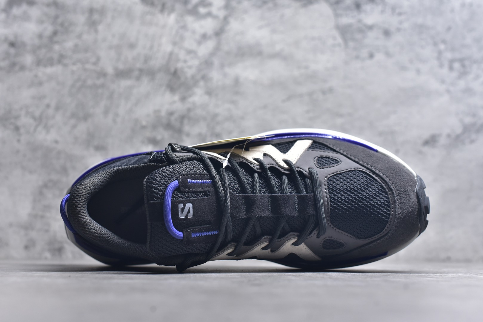 图片[4]-#Salomon 萨洛蒙 情侣款👫 户外都市潮流舒适休闲 减震 Odyssey Elmt 运动鞋 原版购入开发 做货 雷军同款Salomon 为越野鞋 ODYSSEY ELMT LOW 提供全新配色选项 Vanillalce，配备柔软的缓震泡棉中底，提供持久的舒适感 鞋底采用了AdvancedChassisTMM 稳定的底盘系统 为穿着者提供舒服的脚感和稳定性 面料 原版定制进口牛皮材质 内里 原版定制透气网里 鞋底 原版开模防滑发泡材质 尺码： 女码36-40 男码39-45-选品中心