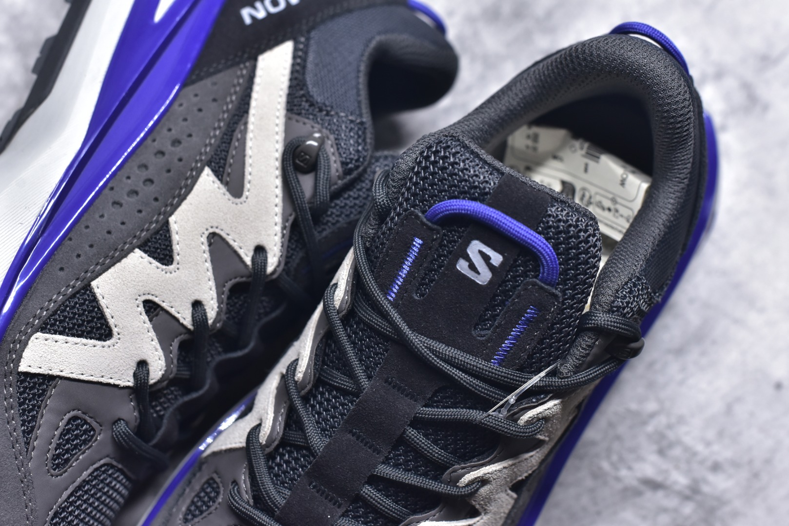 图片[9]-#Salomon 萨洛蒙 情侣款👫 户外都市潮流舒适休闲 减震 Odyssey Elmt 运动鞋 原版购入开发 做货 雷军同款Salomon 为越野鞋 ODYSSEY ELMT LOW 提供全新配色选项 Vanillalce，配备柔软的缓震泡棉中底，提供持久的舒适感 鞋底采用了AdvancedChassisTMM 稳定的底盘系统 为穿着者提供舒服的脚感和稳定性 面料 原版定制进口牛皮材质 内里 原版定制透气网里 鞋底 原版开模防滑发泡材质 尺码： 女码36-40 男码39-45-选品中心