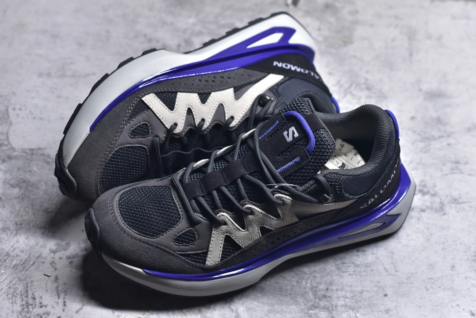 图片[7]-#Salomon 萨洛蒙 情侣款👫 户外都市潮流舒适休闲 减震 Odyssey Elmt 运动鞋 原版购入开发 做货 雷军同款Salomon 为越野鞋 ODYSSEY ELMT LOW 提供全新配色选项 Vanillalce，配备柔软的缓震泡棉中底，提供持久的舒适感 鞋底采用了AdvancedChassisTMM 稳定的底盘系统 为穿着者提供舒服的脚感和稳定性 面料 原版定制进口牛皮材质 内里 原版定制透气网里 鞋底 原版开模防滑发泡材质 尺码： 女码36-40 男码39-45-选品中心