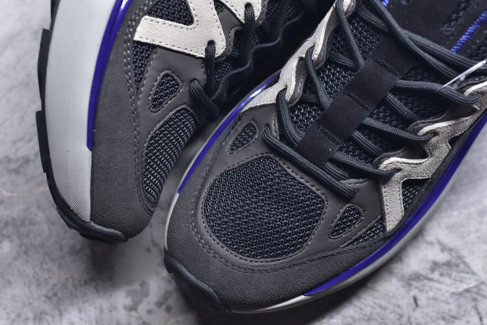 图片[8]-#Salomon 萨洛蒙 情侣款👫 户外都市潮流舒适休闲 减震 Odyssey Elmt 运动鞋 原版购入开发 做货 雷军同款Salomon 为越野鞋 ODYSSEY ELMT LOW 提供全新配色选项 Vanillalce，配备柔软的缓震泡棉中底，提供持久的舒适感 鞋底采用了AdvancedChassisTMM 稳定的底盘系统 为穿着者提供舒服的脚感和稳定性 面料 原版定制进口牛皮材质 内里 原版定制透气网里 鞋底 原版开模防滑发泡材质 尺码： 女码36-40 男码39-45-选品中心