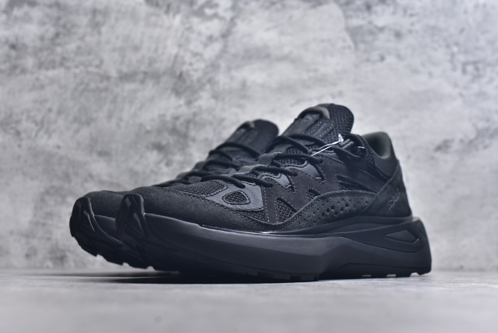 图片[2]-#Salomon 萨洛蒙 情侣款👫 户外都市潮流舒适休闲 减震 Odyssey Elmt 运动鞋 原版购入开发 做货 雷军同款Salomon 为越野鞋 ODYSSEY ELMT LOW 提供全新配色选项 Vanillalce，配备柔软的缓震泡棉中底，提供持久的舒适感 鞋底采用了AdvancedChassisTMM 稳定的底盘系统 为穿着者提供舒服的脚感和稳定性 面料 原版定制进口牛皮材质 内里 原版定制透气网里 鞋底 原版开模防滑发泡材质 尺码： 女码36-40 男码39-45-选品中心