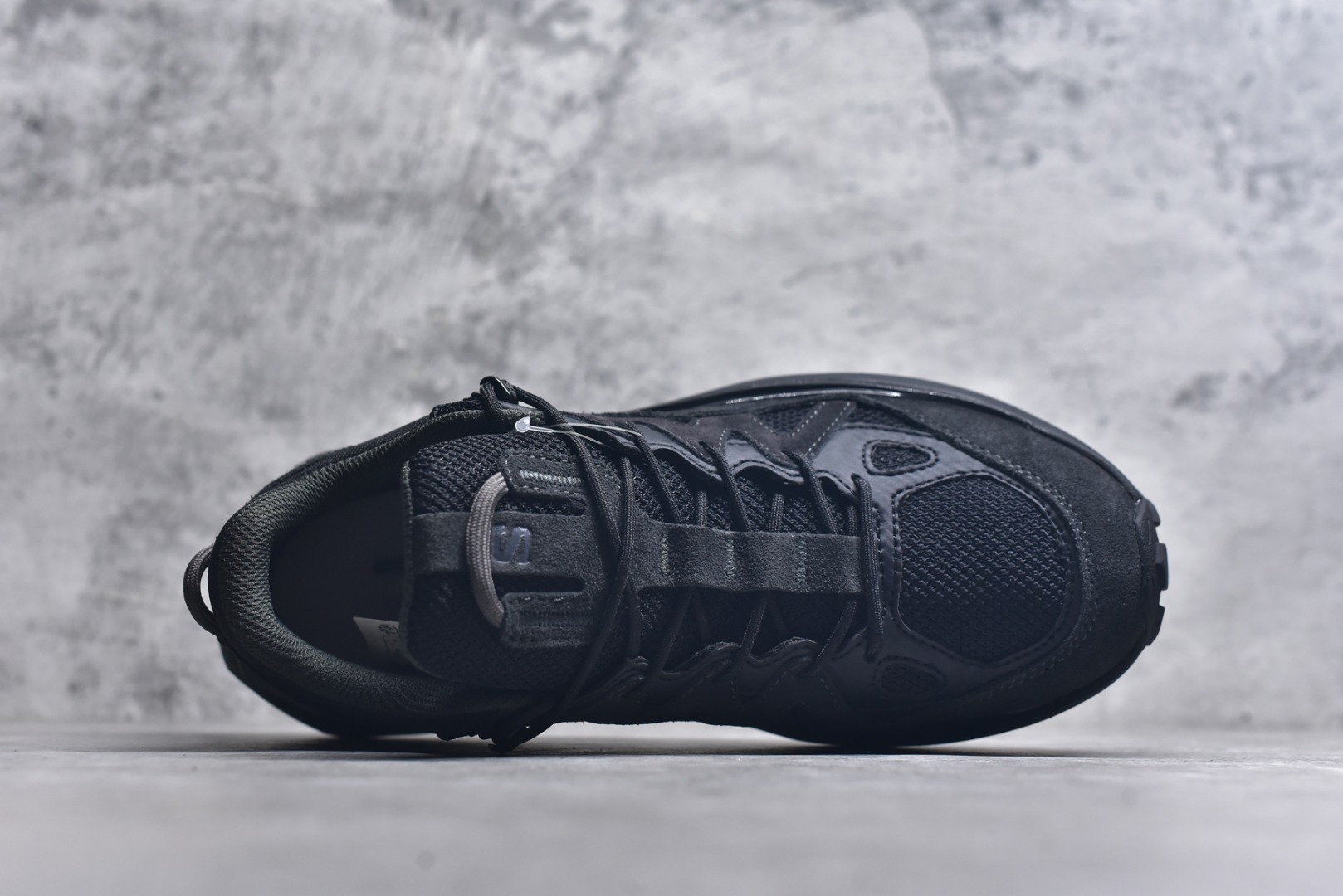 图片[4]-#Salomon 萨洛蒙 情侣款👫 户外都市潮流舒适休闲 减震 Odyssey Elmt 运动鞋 原版购入开发 做货 雷军同款Salomon 为越野鞋 ODYSSEY ELMT LOW 提供全新配色选项 Vanillalce，配备柔软的缓震泡棉中底，提供持久的舒适感 鞋底采用了AdvancedChassisTMM 稳定的底盘系统 为穿着者提供舒服的脚感和稳定性 面料 原版定制进口牛皮材质 内里 原版定制透气网里 鞋底 原版开模防滑发泡材质 尺码： 女码36-40 男码39-45-选品中心