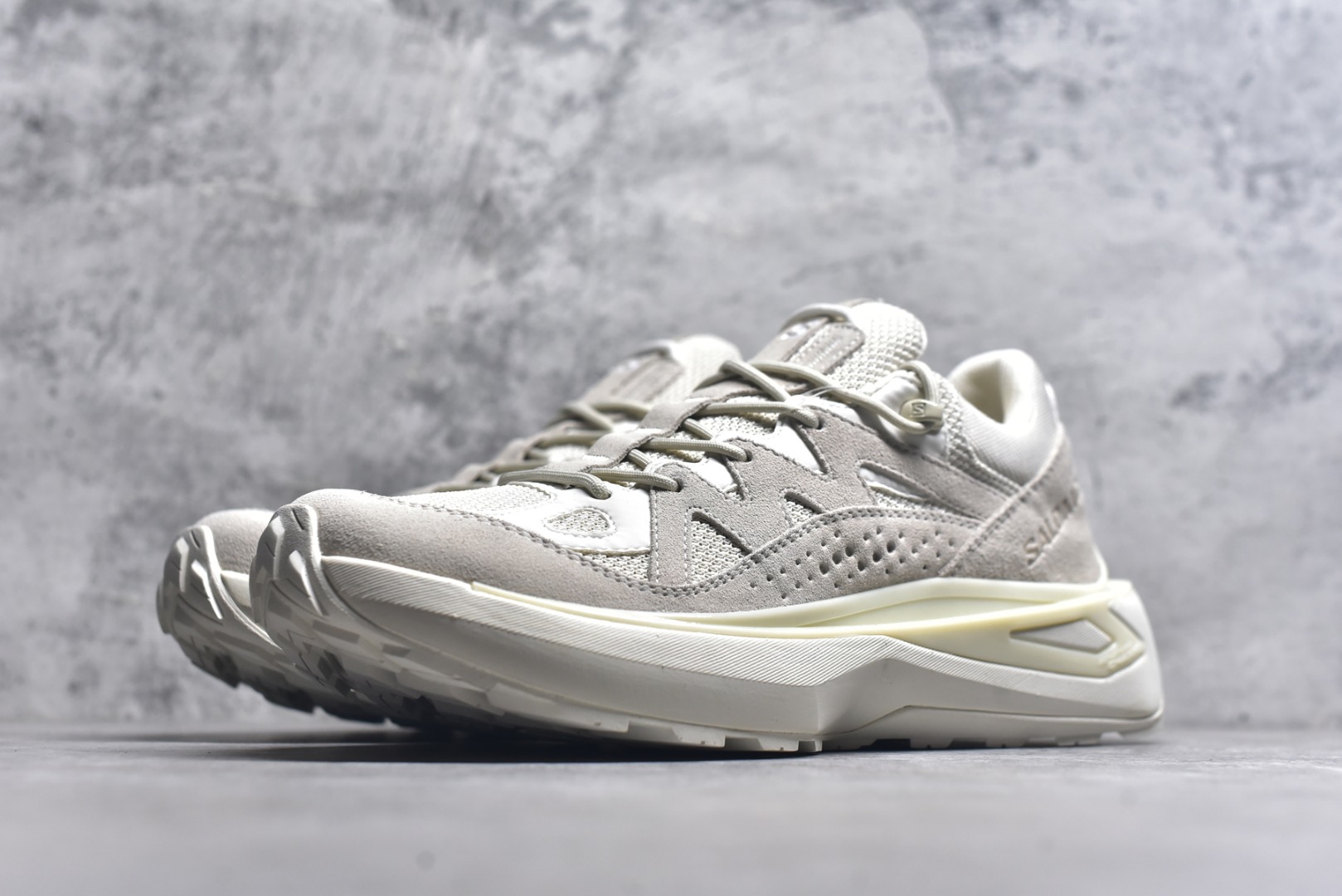 图片[2]-#Salomon 萨洛蒙 情侣款👫 户外都市潮流舒适休闲 减震 Odyssey Elmt 运动鞋 原版购入开发 做货 雷军同款Salomon 为越野鞋 ODYSSEY ELMT LOW 提供全新配色选项 Vanillalce，配备柔软的缓震泡棉中底，提供持久的舒适感 鞋底采用了AdvancedChassisTMM 稳定的底盘系统 为穿着者提供舒服的脚感和稳定性 面料 原版定制进口牛皮材质 内里 原版定制透气网里 鞋底 原版开模防滑发泡材质 尺码： 女码36-40 男码39-45-选品中心