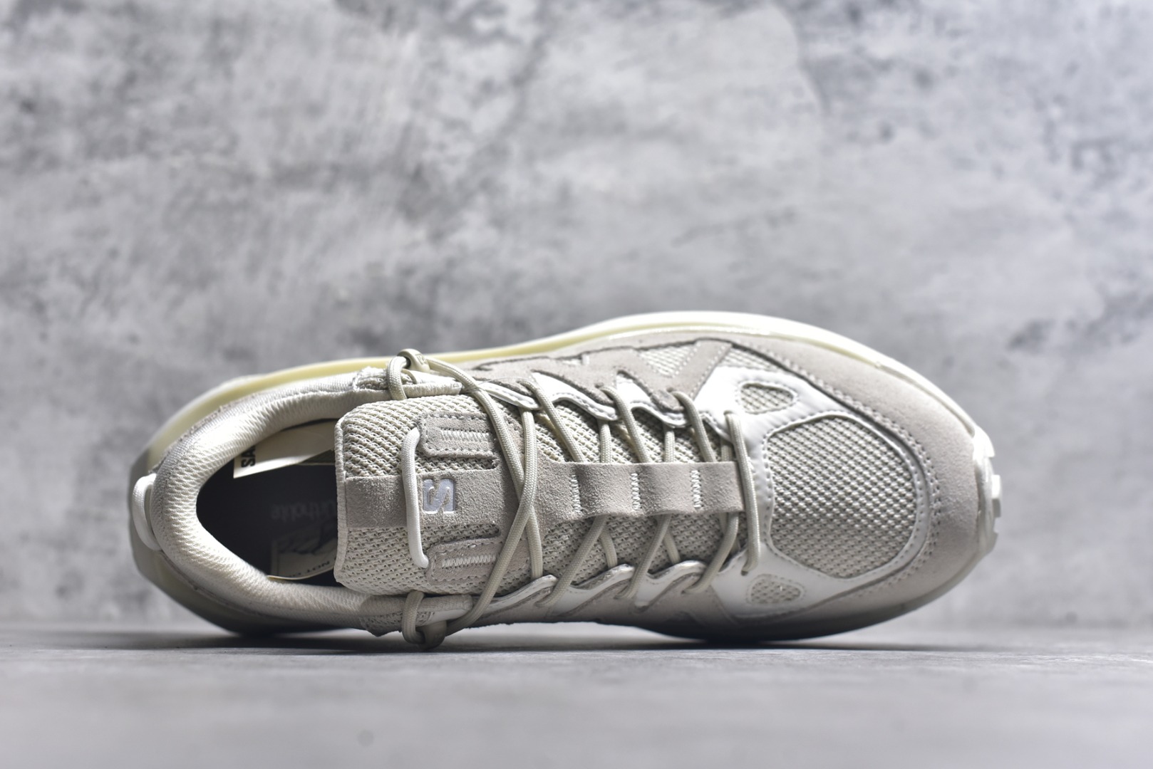 图片[4]-#Salomon 萨洛蒙 情侣款👫 户外都市潮流舒适休闲 减震 Odyssey Elmt 运动鞋 原版购入开发 做货 雷军同款Salomon 为越野鞋 ODYSSEY ELMT LOW 提供全新配色选项 Vanillalce，配备柔软的缓震泡棉中底，提供持久的舒适感 鞋底采用了AdvancedChassisTMM 稳定的底盘系统 为穿着者提供舒服的脚感和稳定性 面料 原版定制进口牛皮材质 内里 原版定制透气网里 鞋底 原版开模防滑发泡材质 尺码： 女码36-40 男码39-45-选品中心