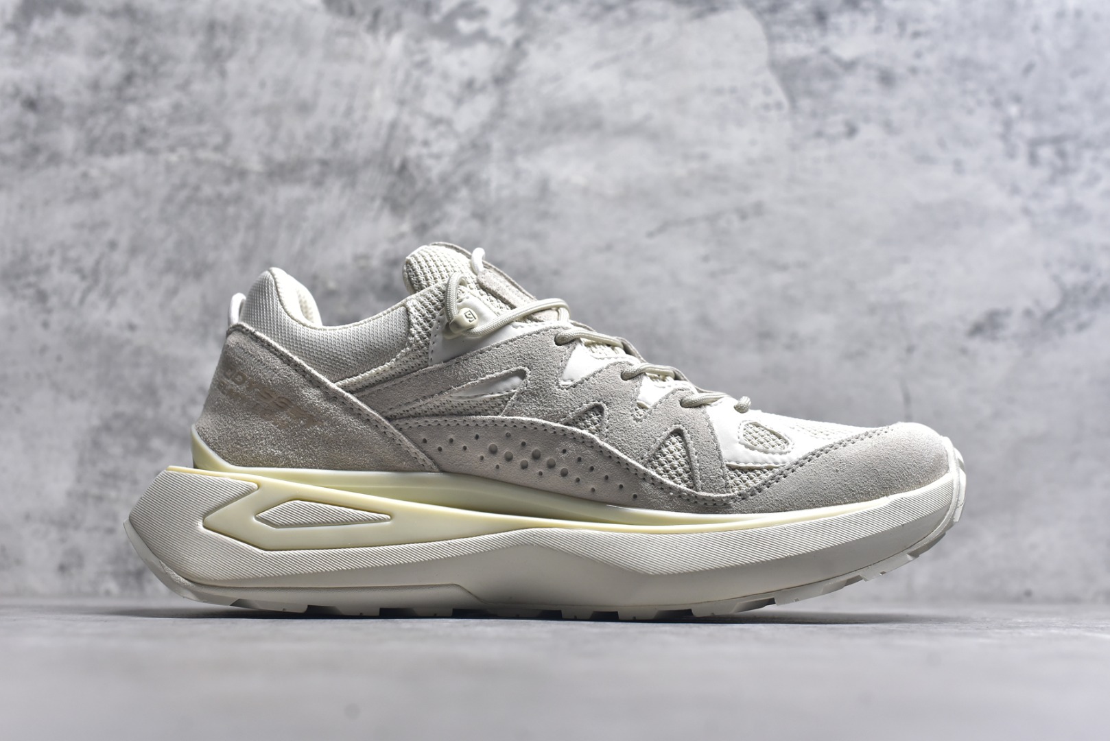 图片[3]-#Salomon 萨洛蒙 情侣款👫 户外都市潮流舒适休闲 减震 Odyssey Elmt 运动鞋 原版购入开发 做货 雷军同款Salomon 为越野鞋 ODYSSEY ELMT LOW 提供全新配色选项 Vanillalce，配备柔软的缓震泡棉中底，提供持久的舒适感 鞋底采用了AdvancedChassisTMM 稳定的底盘系统 为穿着者提供舒服的脚感和稳定性 面料 原版定制进口牛皮材质 内里 原版定制透气网里 鞋底 原版开模防滑发泡材质 尺码： 女码36-40 男码39-45-选品中心