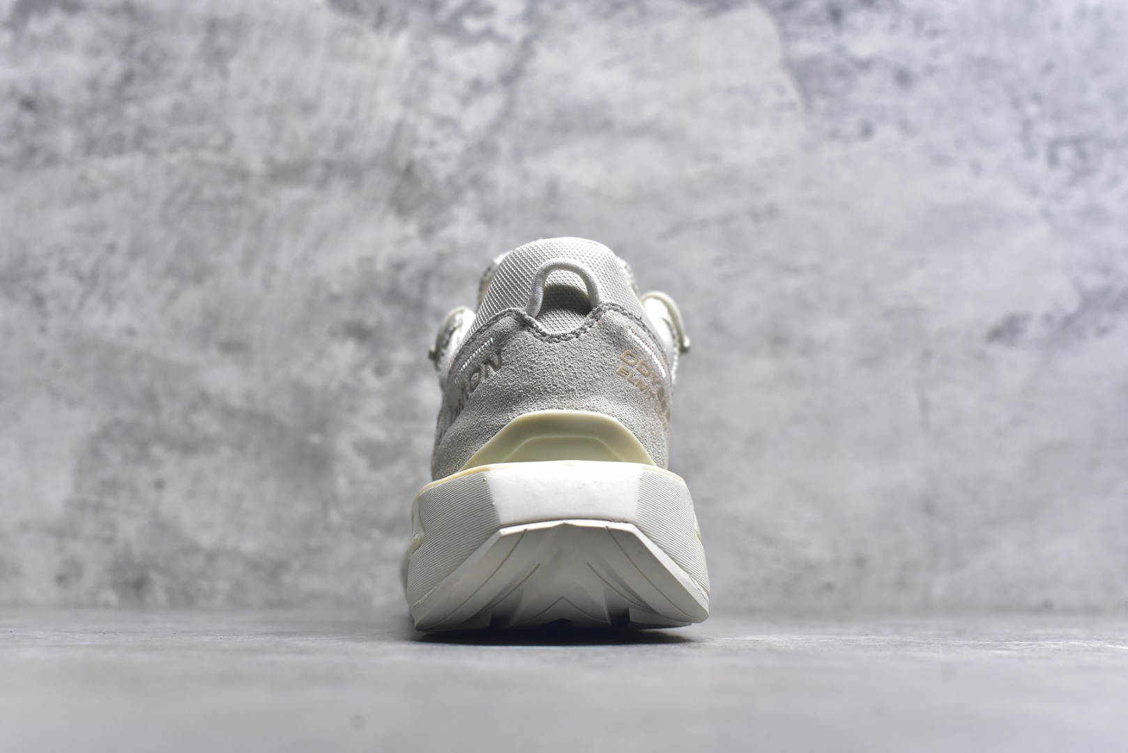 图片[5]-#Salomon 萨洛蒙 情侣款👫 户外都市潮流舒适休闲 减震 Odyssey Elmt 运动鞋 原版购入开发 做货 雷军同款Salomon 为越野鞋 ODYSSEY ELMT LOW 提供全新配色选项 Vanillalce，配备柔软的缓震泡棉中底，提供持久的舒适感 鞋底采用了AdvancedChassisTMM 稳定的底盘系统 为穿着者提供舒服的脚感和稳定性 面料 原版定制进口牛皮材质 内里 原版定制透气网里 鞋底 原版开模防滑发泡材质 尺码： 女码36-40 男码39-45-选品中心