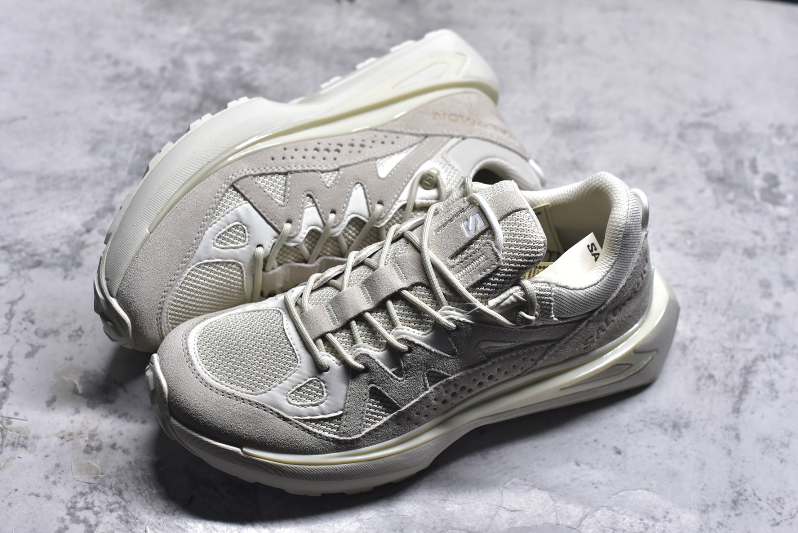 图片[7]-#Salomon 萨洛蒙 情侣款👫 户外都市潮流舒适休闲 减震 Odyssey Elmt 运动鞋 原版购入开发 做货 雷军同款Salomon 为越野鞋 ODYSSEY ELMT LOW 提供全新配色选项 Vanillalce，配备柔软的缓震泡棉中底，提供持久的舒适感 鞋底采用了AdvancedChassisTMM 稳定的底盘系统 为穿着者提供舒服的脚感和稳定性 面料 原版定制进口牛皮材质 内里 原版定制透气网里 鞋底 原版开模防滑发泡材质 尺码： 女码36-40 男码39-45-选品中心