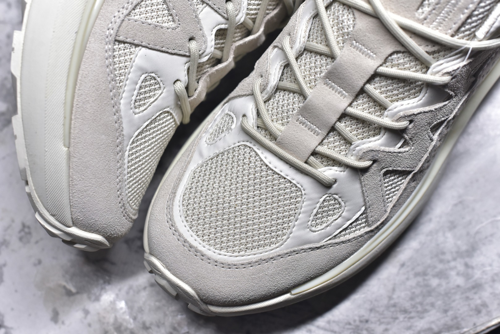 图片[8]-#Salomon 萨洛蒙 情侣款👫 户外都市潮流舒适休闲 减震 Odyssey Elmt 运动鞋 原版购入开发 做货 雷军同款Salomon 为越野鞋 ODYSSEY ELMT LOW 提供全新配色选项 Vanillalce，配备柔软的缓震泡棉中底，提供持久的舒适感 鞋底采用了AdvancedChassisTMM 稳定的底盘系统 为穿着者提供舒服的脚感和稳定性 面料 原版定制进口牛皮材质 内里 原版定制透气网里 鞋底 原版开模防滑发泡材质 尺码： 女码36-40 男码39-45-选品中心