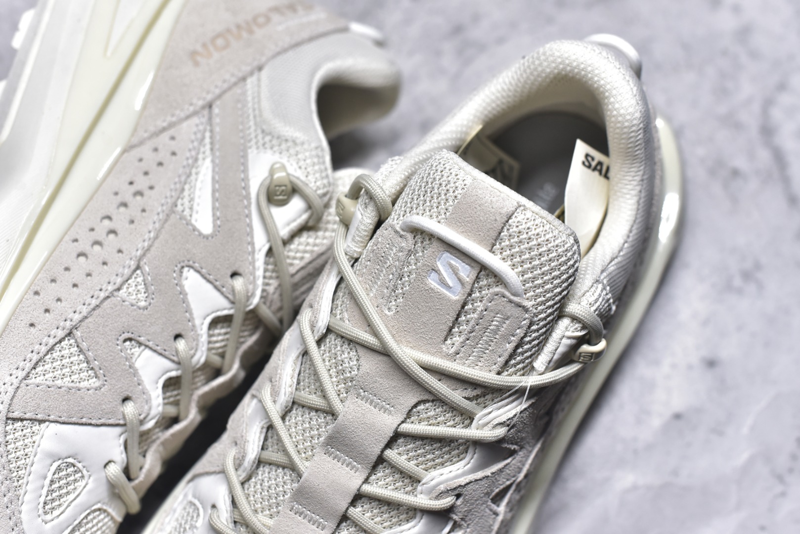 图片[9]-#Salomon 萨洛蒙 情侣款👫 户外都市潮流舒适休闲 减震 Odyssey Elmt 运动鞋 原版购入开发 做货 雷军同款Salomon 为越野鞋 ODYSSEY ELMT LOW 提供全新配色选项 Vanillalce，配备柔软的缓震泡棉中底，提供持久的舒适感 鞋底采用了AdvancedChassisTMM 稳定的底盘系统 为穿着者提供舒服的脚感和稳定性 面料 原版定制进口牛皮材质 内里 原版定制透气网里 鞋底 原版开模防滑发泡材质 尺码： 女码36-40 男码39-45-选品中心