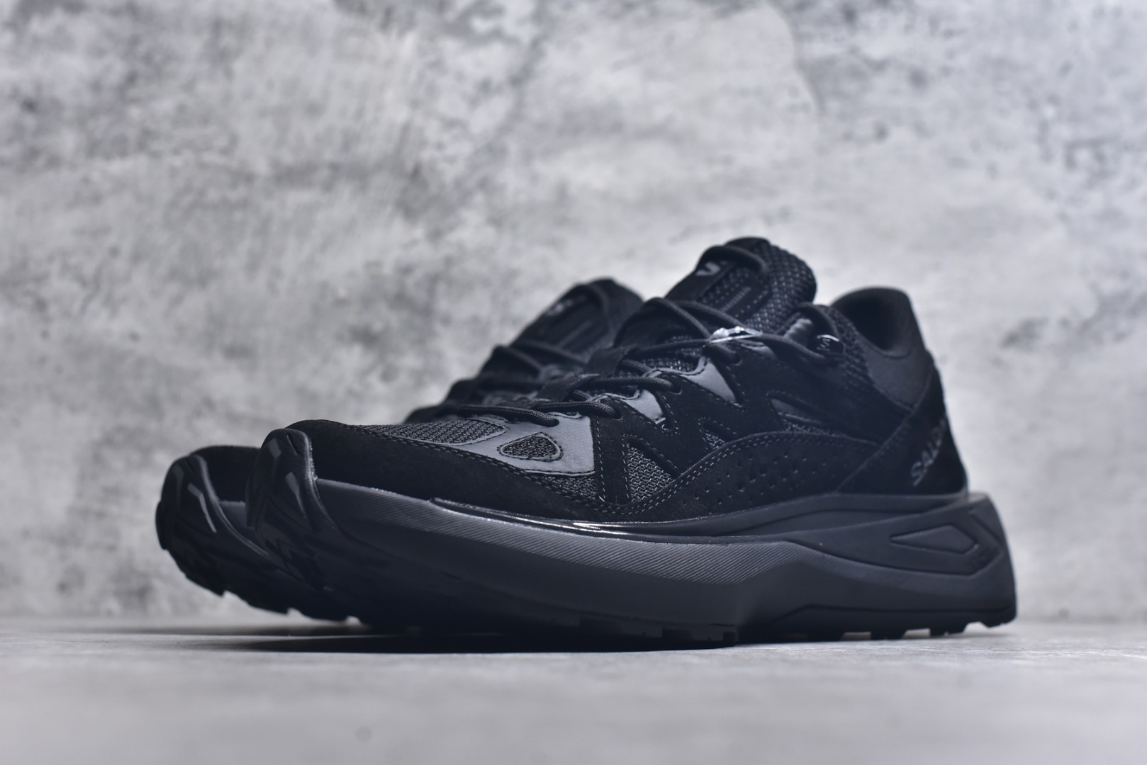 图片[2]-#Salomon 萨洛蒙 情侣款👫 户外都市潮流舒适休闲 减震 Odyssey Elmt 运动鞋 原版购入开发 做货 雷军同款Salomon 为越野鞋 ODYSSEY ELMT LOW 提供全新配色选项 Vanillalce，配备柔软的缓震泡棉中底，提供持久的舒适感 鞋底采用了AdvancedChassisTMM 稳定的底盘系统 为穿着者提供舒服的脚感和稳定性 面料 原版定制进口牛皮材质 内里 原版定制透气网里 鞋底 原版开模防滑发泡材质 尺码： 女码36-40 男码39-45-选品中心