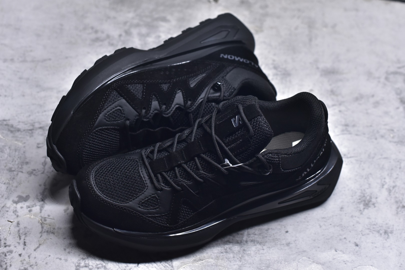 图片[7]-#Salomon 萨洛蒙 情侣款👫 户外都市潮流舒适休闲 减震 Odyssey Elmt 运动鞋 原版购入开发 做货 雷军同款Salomon 为越野鞋 ODYSSEY ELMT LOW 提供全新配色选项 Vanillalce，配备柔软的缓震泡棉中底，提供持久的舒适感 鞋底采用了AdvancedChassisTMM 稳定的底盘系统 为穿着者提供舒服的脚感和稳定性 面料 原版定制进口牛皮材质 内里 原版定制透气网里 鞋底 原版开模防滑发泡材质 尺码： 女码36-40 男码39-45-选品中心