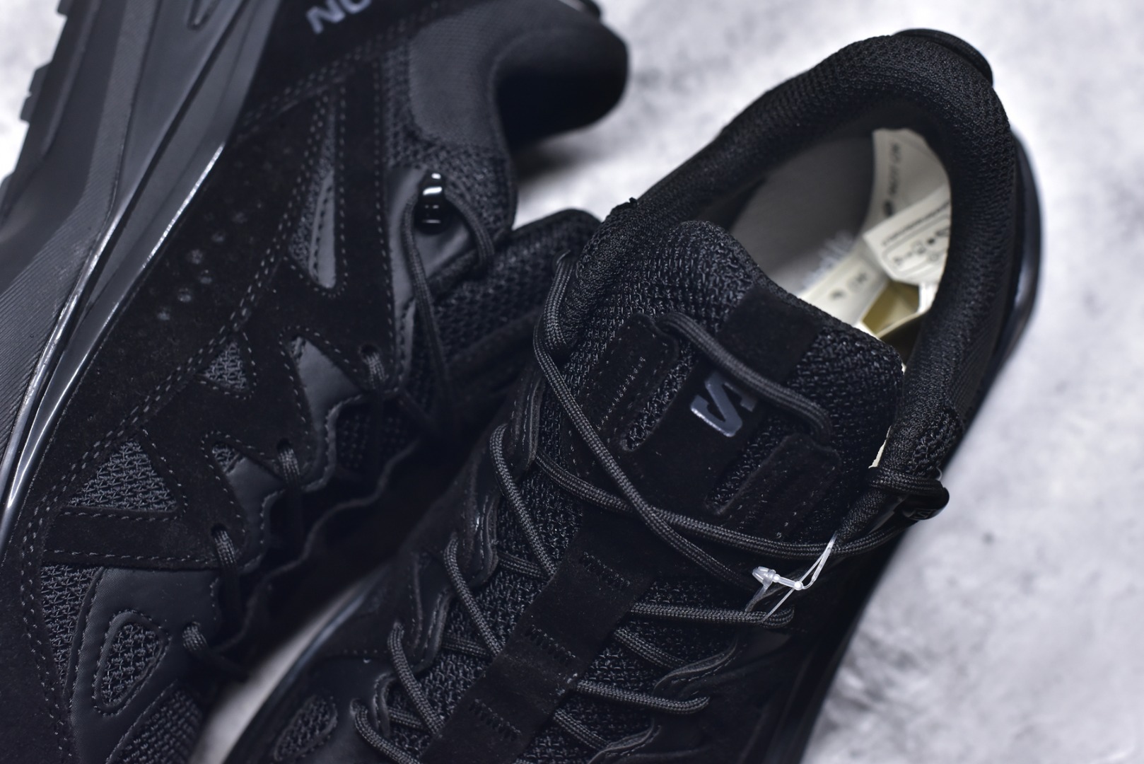 图片[9]-#Salomon 萨洛蒙 情侣款👫 户外都市潮流舒适休闲 减震 Odyssey Elmt 运动鞋 原版购入开发 做货 雷军同款Salomon 为越野鞋 ODYSSEY ELMT LOW 提供全新配色选项 Vanillalce，配备柔软的缓震泡棉中底，提供持久的舒适感 鞋底采用了AdvancedChassisTMM 稳定的底盘系统 为穿着者提供舒服的脚感和稳定性 面料 原版定制进口牛皮材质 内里 原版定制透气网里 鞋底 原版开模防滑发泡材质 尺码： 女码36-40 男码39-45-选品中心