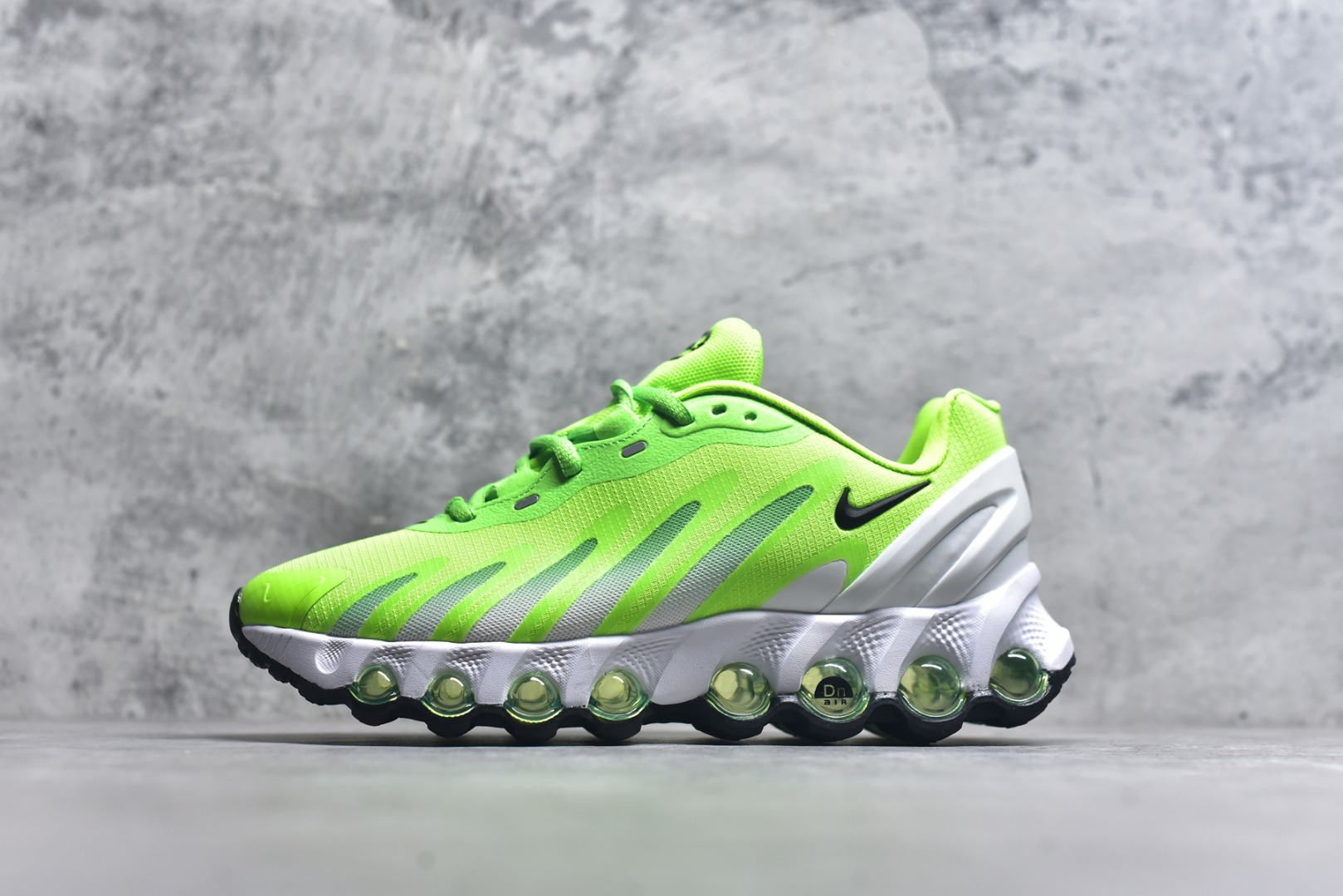 #Nk Air Max Dn8 耐克运动舒适减震气垫跑步鞋 #鞋款旨在透过 Dynamic Air 技术提升全天穿着体验，当中首次采用了全掌 Dynamic Air 系统，内置两组 Air 气垫，并透过八条互相连通的气管形成持续的气压循环，让每一步都更具弹性与灵活度。 货号：FQ7860-035 尺码：36-45-选品中心