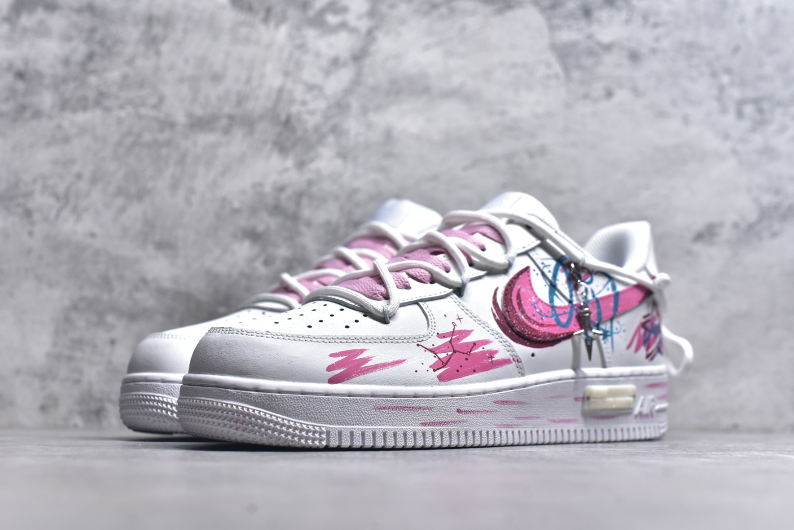 图片[2]-#Nike Air Force 1\’07 Low \”Virgo\” 手绘涂鸦十二星座系列 处女座 空军一号低帮休闲板鞋 星座823-922 #处女座追求完美、细致入微的特质，在这些细腻的笔触和精心布局的图案中体现得淋漓尽致。每一处线条、每一抹色彩，都像是艺术家精心谱写的乐章，柔和的粉色与白色相互映衬，既保留了白色的清新简约，又增添了几分甜美与浪漫，营造出一种独特的少女感。 尺码：36 36.5 37.5 38 38.5 39 40 40.5 41 42 42.5 43 44 44.5 45 9.D4-选品中心