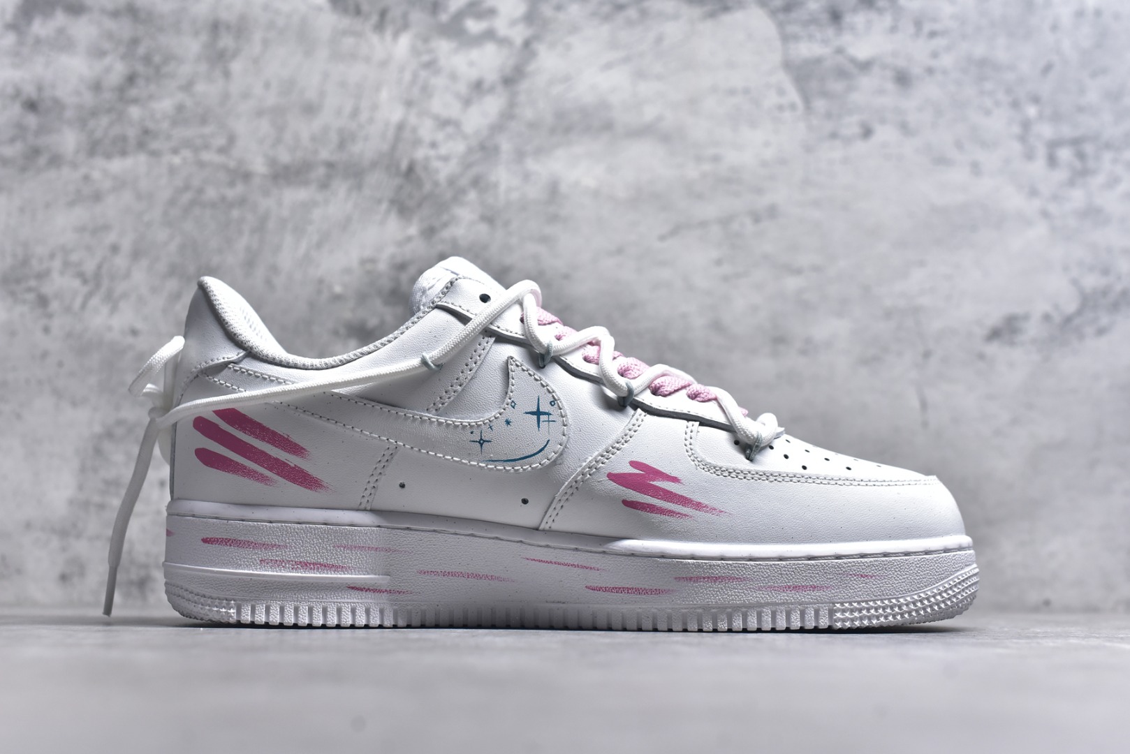 图片[3]-#Nike Air Force 1\’07 Low \”Virgo\” 手绘涂鸦十二星座系列 处女座 空军一号低帮休闲板鞋 星座823-922 #处女座追求完美、细致入微的特质，在这些细腻的笔触和精心布局的图案中体现得淋漓尽致。每一处线条、每一抹色彩，都像是艺术家精心谱写的乐章，柔和的粉色与白色相互映衬，既保留了白色的清新简约，又增添了几分甜美与浪漫，营造出一种独特的少女感。 尺码：36 36.5 37.5 38 38.5 39 40 40.5 41 42 42.5 43 44 44.5 45 9.D4-选品中心