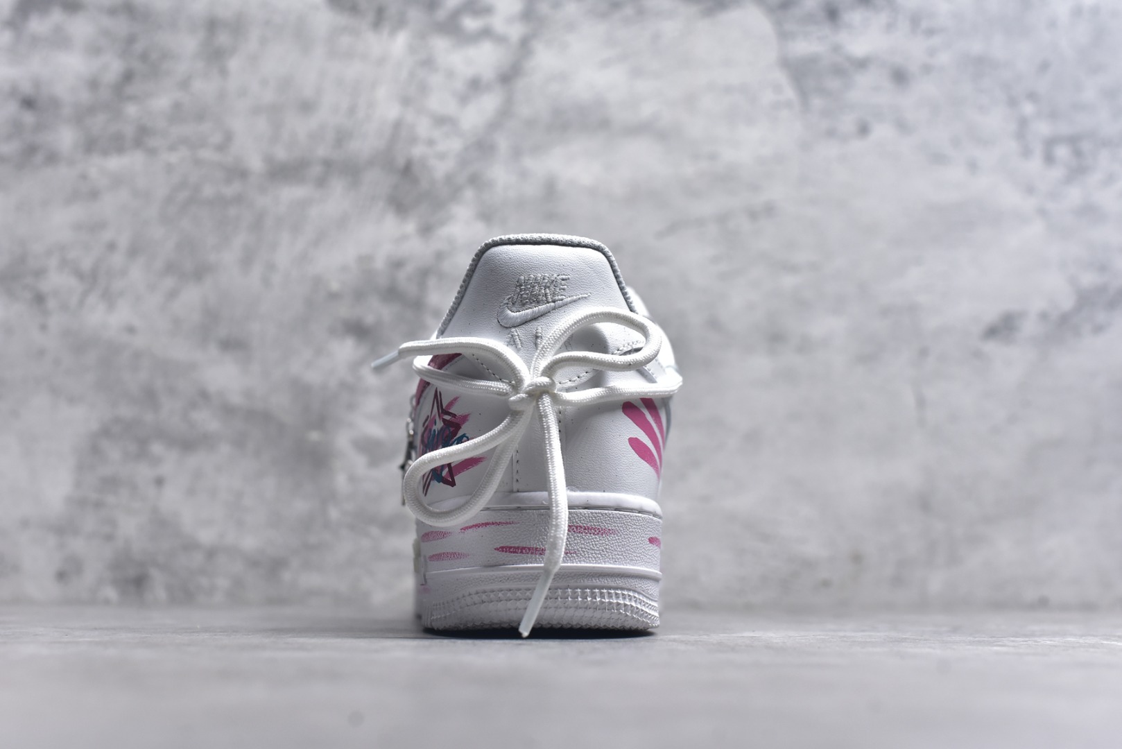 图片[5]-#Nike Air Force 1\’07 Low \”Virgo\” 手绘涂鸦十二星座系列 处女座 空军一号低帮休闲板鞋 星座823-922 #处女座追求完美、细致入微的特质，在这些细腻的笔触和精心布局的图案中体现得淋漓尽致。每一处线条、每一抹色彩，都像是艺术家精心谱写的乐章，柔和的粉色与白色相互映衬，既保留了白色的清新简约，又增添了几分甜美与浪漫，营造出一种独特的少女感。 尺码：36 36.5 37.5 38 38.5 39 40 40.5 41 42 42.5 43 44 44.5 45 9.D4-选品中心