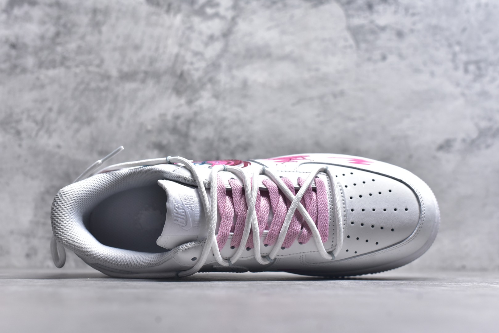 图片[4]-#Nike Air Force 1\’07 Low \”Virgo\” 手绘涂鸦十二星座系列 处女座 空军一号低帮休闲板鞋 星座823-922 #处女座追求完美、细致入微的特质，在这些细腻的笔触和精心布局的图案中体现得淋漓尽致。每一处线条、每一抹色彩，都像是艺术家精心谱写的乐章，柔和的粉色与白色相互映衬，既保留了白色的清新简约，又增添了几分甜美与浪漫，营造出一种独特的少女感。 尺码：36 36.5 37.5 38 38.5 39 40 40.5 41 42 42.5 43 44 44.5 45 9.D4-选品中心