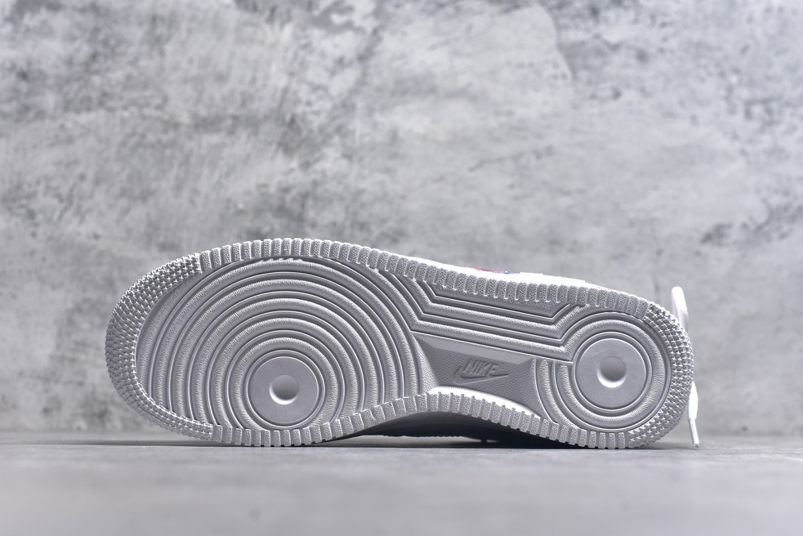 图片[6]-#Nike Air Force 1\’07 Low \”Virgo\” 手绘涂鸦十二星座系列 处女座 空军一号低帮休闲板鞋 星座823-922 #处女座追求完美、细致入微的特质，在这些细腻的笔触和精心布局的图案中体现得淋漓尽致。每一处线条、每一抹色彩，都像是艺术家精心谱写的乐章，柔和的粉色与白色相互映衬，既保留了白色的清新简约，又增添了几分甜美与浪漫，营造出一种独特的少女感。 尺码：36 36.5 37.5 38 38.5 39 40 40.5 41 42 42.5 43 44 44.5 45 9.D4-选品中心