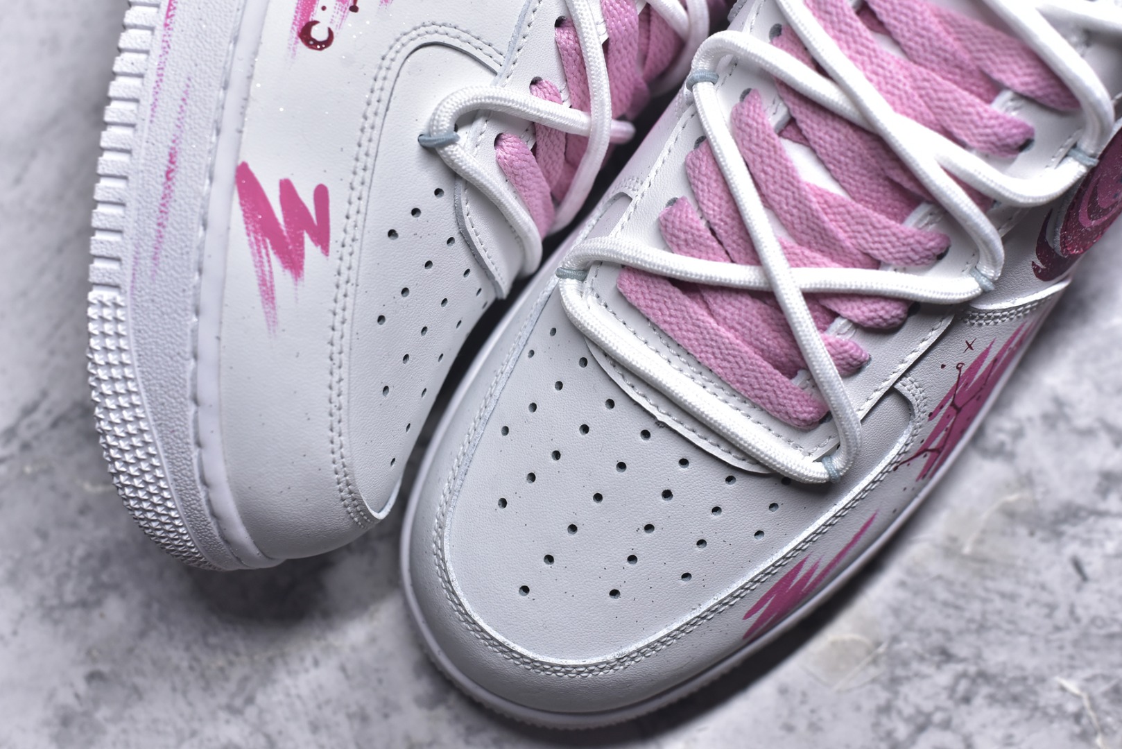 图片[8]-#Nike Air Force 1\’07 Low \”Virgo\” 手绘涂鸦十二星座系列 处女座 空军一号低帮休闲板鞋 星座823-922 #处女座追求完美、细致入微的特质，在这些细腻的笔触和精心布局的图案中体现得淋漓尽致。每一处线条、每一抹色彩，都像是艺术家精心谱写的乐章，柔和的粉色与白色相互映衬，既保留了白色的清新简约，又增添了几分甜美与浪漫，营造出一种独特的少女感。 尺码：36 36.5 37.5 38 38.5 39 40 40.5 41 42 42.5 43 44 44.5 45 9.D4-选品中心