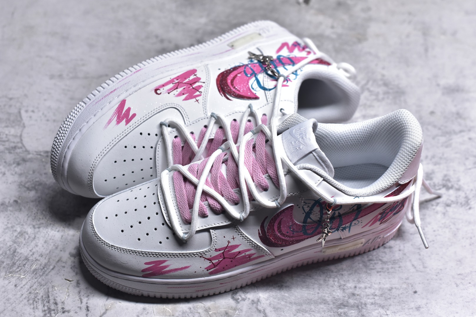 图片[7]-#Nike Air Force 1\’07 Low \”Virgo\” 手绘涂鸦十二星座系列 处女座 空军一号低帮休闲板鞋 星座823-922 #处女座追求完美、细致入微的特质，在这些细腻的笔触和精心布局的图案中体现得淋漓尽致。每一处线条、每一抹色彩，都像是艺术家精心谱写的乐章，柔和的粉色与白色相互映衬，既保留了白色的清新简约，又增添了几分甜美与浪漫，营造出一种独特的少女感。 尺码：36 36.5 37.5 38 38.5 39 40 40.5 41 42 42.5 43 44 44.5 45 9.D4-选品中心