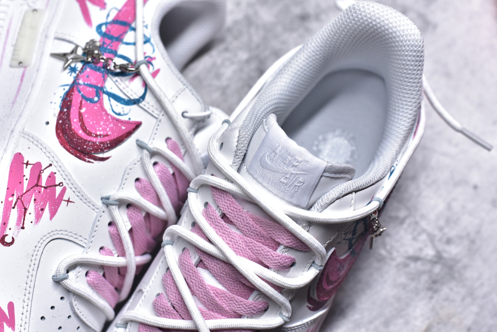 图片[9]-#Nike Air Force 1\’07 Low \”Virgo\” 手绘涂鸦十二星座系列 处女座 空军一号低帮休闲板鞋 星座823-922 #处女座追求完美、细致入微的特质，在这些细腻的笔触和精心布局的图案中体现得淋漓尽致。每一处线条、每一抹色彩，都像是艺术家精心谱写的乐章，柔和的粉色与白色相互映衬，既保留了白色的清新简约，又增添了几分甜美与浪漫，营造出一种独特的少女感。 尺码：36 36.5 37.5 38 38.5 39 40 40.5 41 42 42.5 43 44 44.5 45 9.D4-选品中心