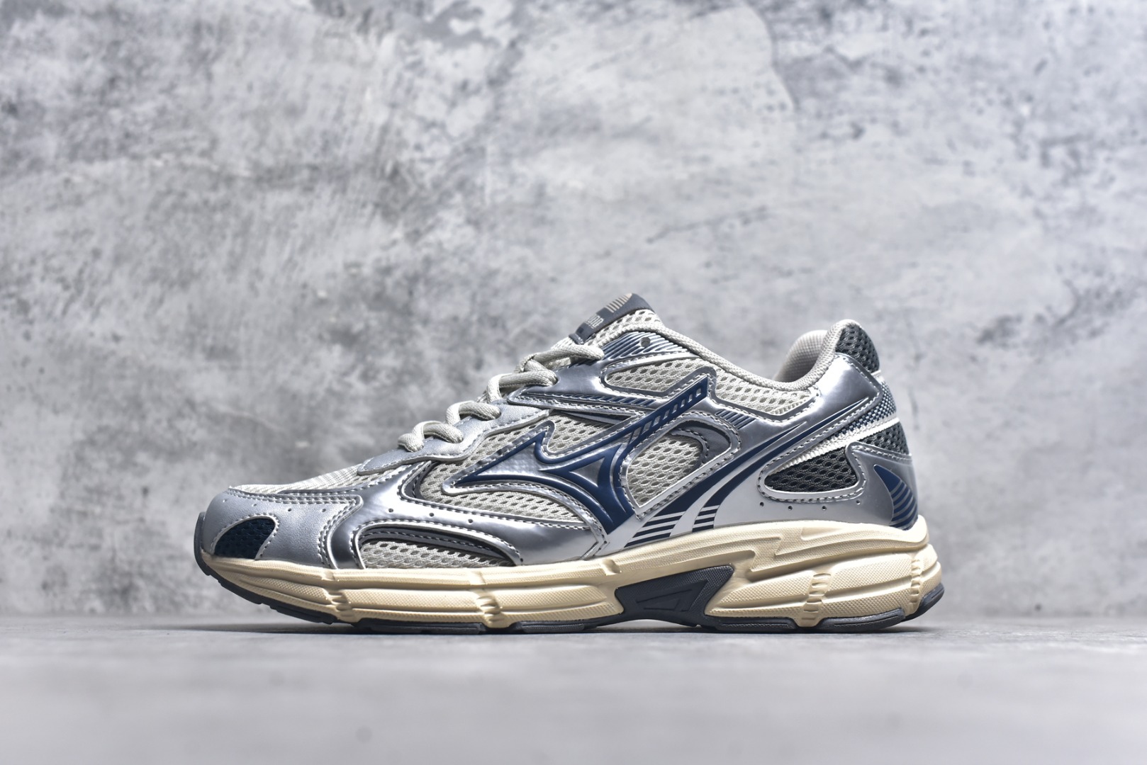 #Mizuno Speed 2K 美津浓复古厚底织物合成革防滑耐磨透气低帮休闲跑步鞋 美津浓（Mizuno）是日本美津浓株式会社于1906年创立的运动品牌，经过一个多世纪的不断努力现已成为世界著名的运动器具、服装和鞋类生产商。美津浓力求服务于各类运动项目，并竭力使运动生活更加愉快和振奋。产品种类齐全，覆盖几乎全部主要运动项目，达到30万多个品类。尺码：36 36.5 37.5 38 38.5 39 40 40.5 41 42 42.5 43 44 44.5 45-选品中心