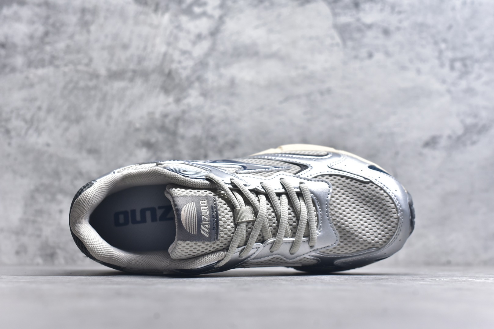 图片[4]-#Mizuno Speed 2K 美津浓复古厚底织物合成革防滑耐磨透气低帮休闲跑步鞋 美津浓（Mizuno）是日本美津浓株式会社于1906年创立的运动品牌，经过一个多世纪的不断努力现已成为世界著名的运动器具、服装和鞋类生产商。美津浓力求服务于各类运动项目，并竭力使运动生活更加愉快和振奋。产品种类齐全，覆盖几乎全部主要运动项目，达到30万多个品类。尺码：36 36.5 37.5 38 38.5 39 40 40.5 41 42 42.5 43 44 44.5 45-选品中心