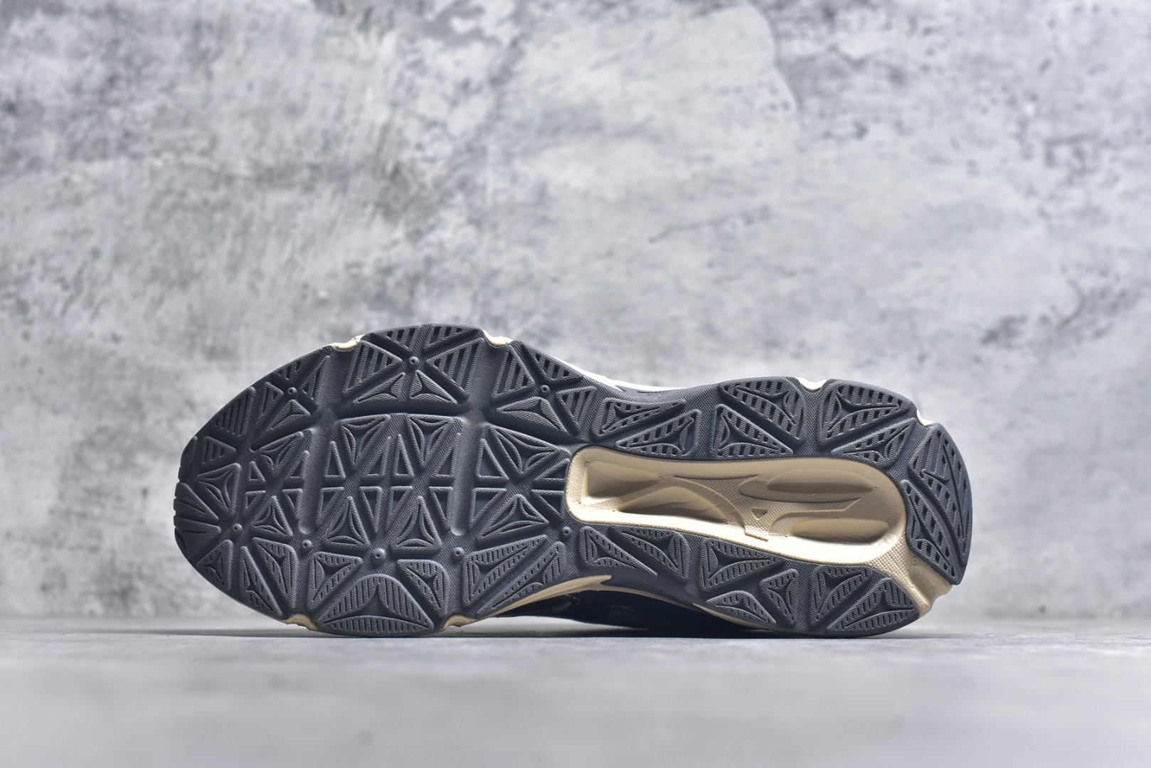 图片[6]-#Mizuno Speed 2K 美津浓复古厚底织物合成革防滑耐磨透气低帮休闲跑步鞋 美津浓（Mizuno）是日本美津浓株式会社于1906年创立的运动品牌，经过一个多世纪的不断努力现已成为世界著名的运动器具、服装和鞋类生产商。美津浓力求服务于各类运动项目，并竭力使运动生活更加愉快和振奋。产品种类齐全，覆盖几乎全部主要运动项目，达到30万多个品类。尺码：36 36.5 37.5 38 38.5 39 40 40.5 41 42 42.5 43 44 44.5 45-选品中心