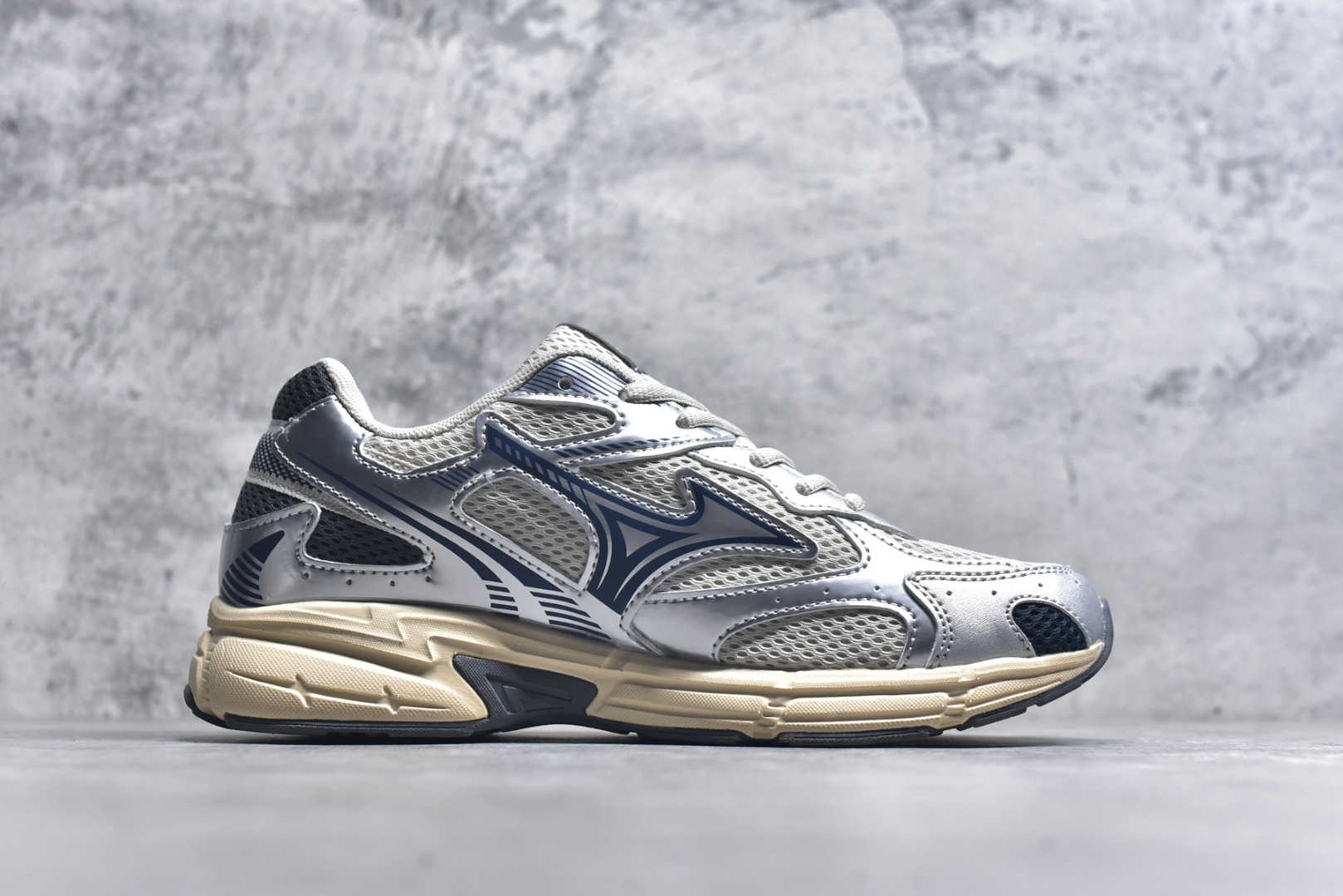 图片[3]-#Mizuno Speed 2K 美津浓复古厚底织物合成革防滑耐磨透气低帮休闲跑步鞋 美津浓（Mizuno）是日本美津浓株式会社于1906年创立的运动品牌，经过一个多世纪的不断努力现已成为世界著名的运动器具、服装和鞋类生产商。美津浓力求服务于各类运动项目，并竭力使运动生活更加愉快和振奋。产品种类齐全，覆盖几乎全部主要运动项目，达到30万多个品类。尺码：36 36.5 37.5 38 38.5 39 40 40.5 41 42 42.5 43 44 44.5 45-选品中心