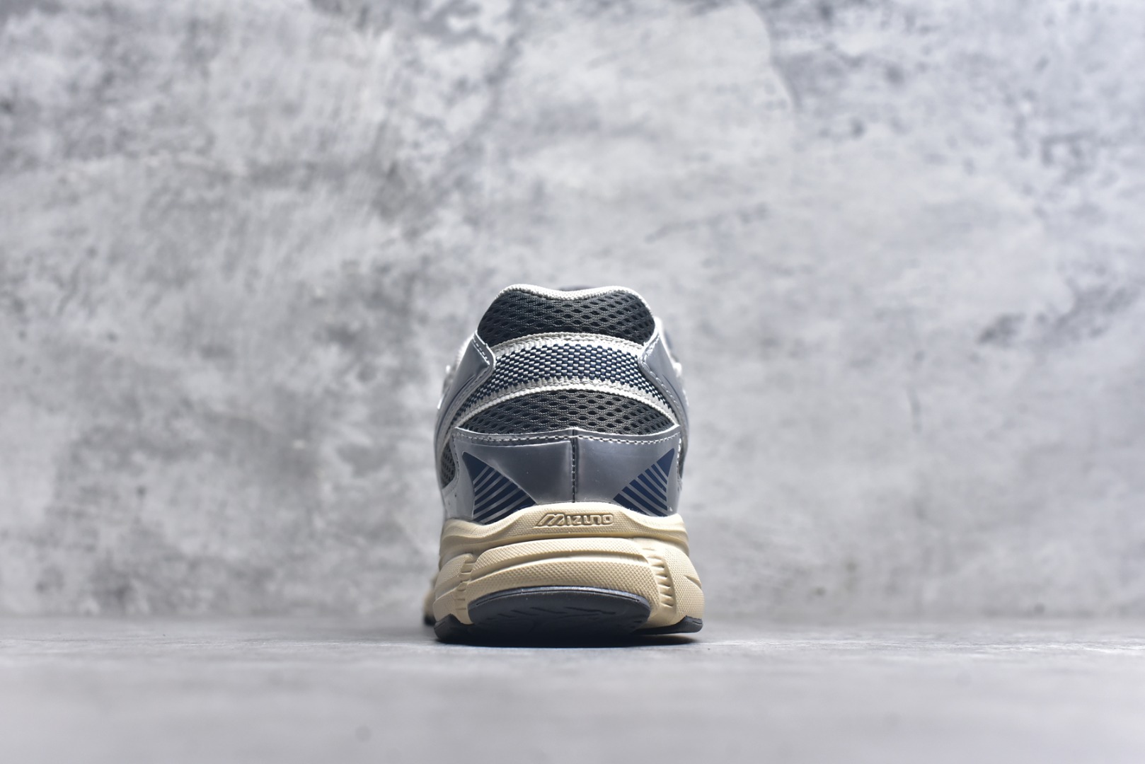 图片[5]-#Mizuno Speed 2K 美津浓复古厚底织物合成革防滑耐磨透气低帮休闲跑步鞋 美津浓（Mizuno）是日本美津浓株式会社于1906年创立的运动品牌，经过一个多世纪的不断努力现已成为世界著名的运动器具、服装和鞋类生产商。美津浓力求服务于各类运动项目，并竭力使运动生活更加愉快和振奋。产品种类齐全，覆盖几乎全部主要运动项目，达到30万多个品类。尺码：36 36.5 37.5 38 38.5 39 40 40.5 41 42 42.5 43 44 44.5 45-选品中心