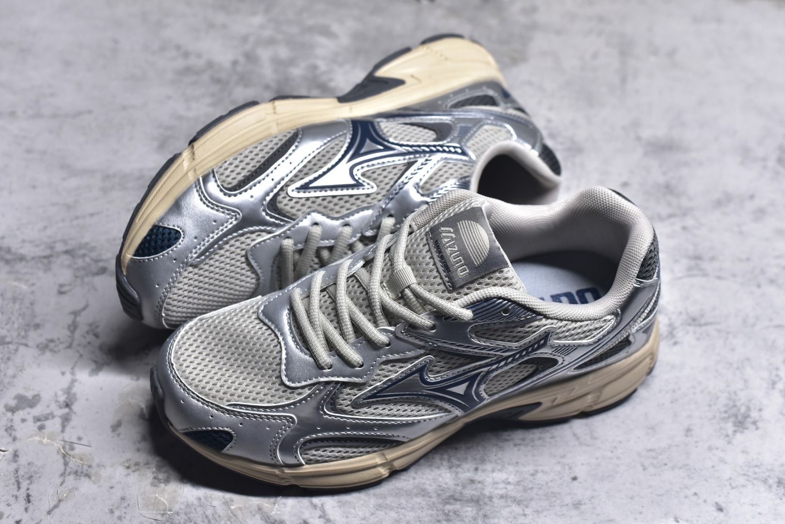 图片[7]-#Mizuno Speed 2K 美津浓复古厚底织物合成革防滑耐磨透气低帮休闲跑步鞋 美津浓（Mizuno）是日本美津浓株式会社于1906年创立的运动品牌，经过一个多世纪的不断努力现已成为世界著名的运动器具、服装和鞋类生产商。美津浓力求服务于各类运动项目，并竭力使运动生活更加愉快和振奋。产品种类齐全，覆盖几乎全部主要运动项目，达到30万多个品类。尺码：36 36.5 37.5 38 38.5 39 40 40.5 41 42 42.5 43 44 44.5 45-选品中心