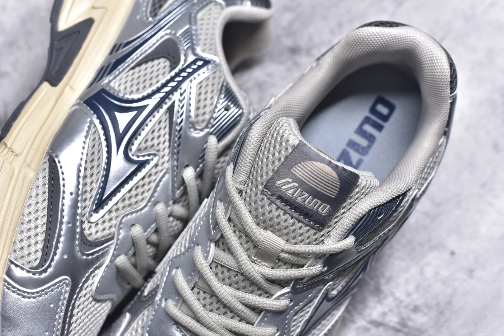 图片[9]-#Mizuno Speed 2K 美津浓复古厚底织物合成革防滑耐磨透气低帮休闲跑步鞋 美津浓（Mizuno）是日本美津浓株式会社于1906年创立的运动品牌，经过一个多世纪的不断努力现已成为世界著名的运动器具、服装和鞋类生产商。美津浓力求服务于各类运动项目，并竭力使运动生活更加愉快和振奋。产品种类齐全，覆盖几乎全部主要运动项目，达到30万多个品类。尺码：36 36.5 37.5 38 38.5 39 40 40.5 41 42 42.5 43 44 44.5 45-选品中心