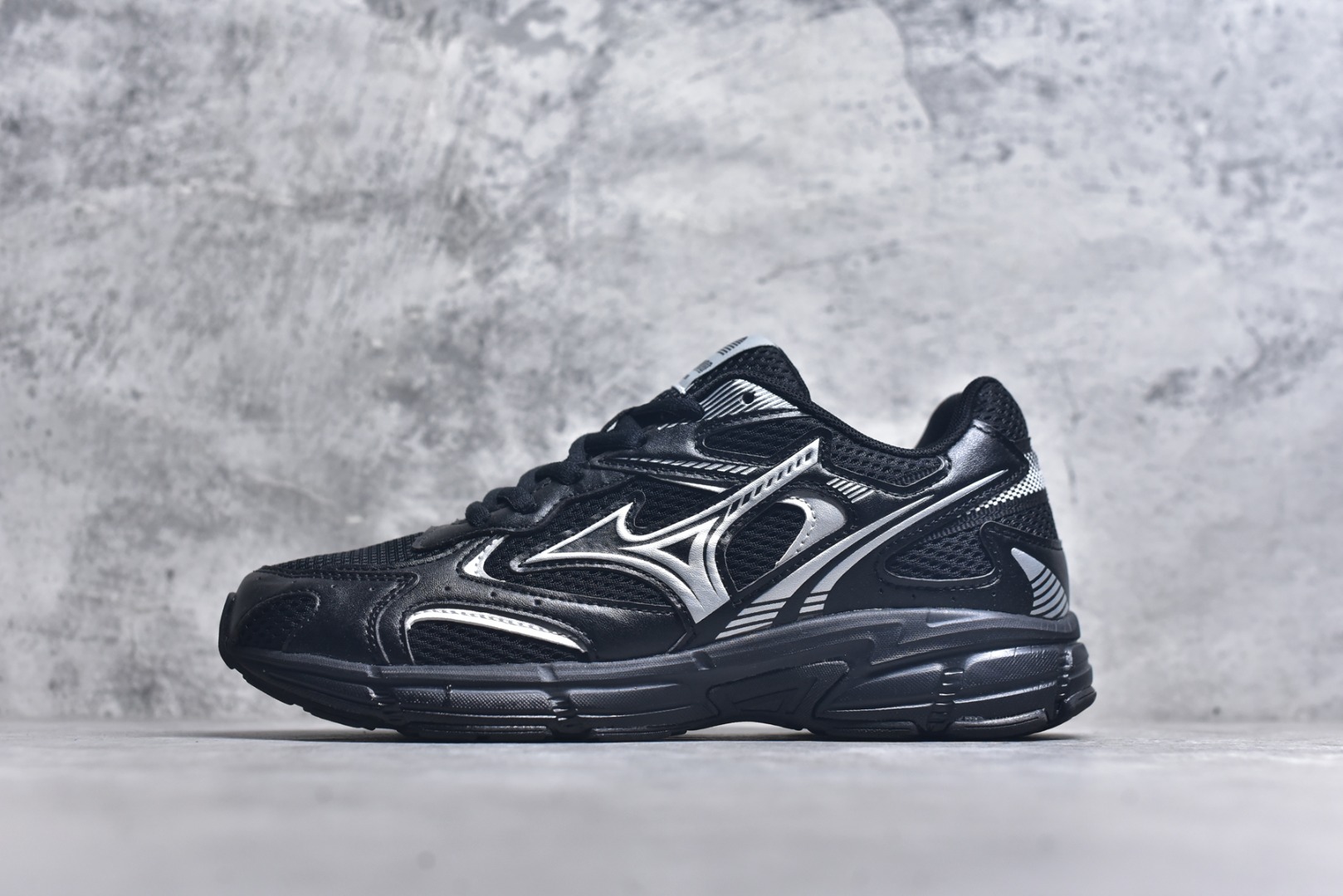 #Mizuno Speed 2K 美津浓复古厚底织物合成革防滑耐磨透气低帮休闲跑步鞋 美津浓（Mizuno）是日本美津浓株式会社于1906年创立的运动品牌，经过一个多世纪的不断努力现已成为世界著名的运动器具、服装和鞋类生产商。美津浓力求服务于各类运动项目，并竭力使运动生活更加愉快和振奋。产品种类齐全，覆盖几乎全部主要运动项目，达到30万多个品类。尺码：36 36.5 37.5 38 38.5 39 40 40.5 41 42 42.5 43 44 44.5 45-选品中心