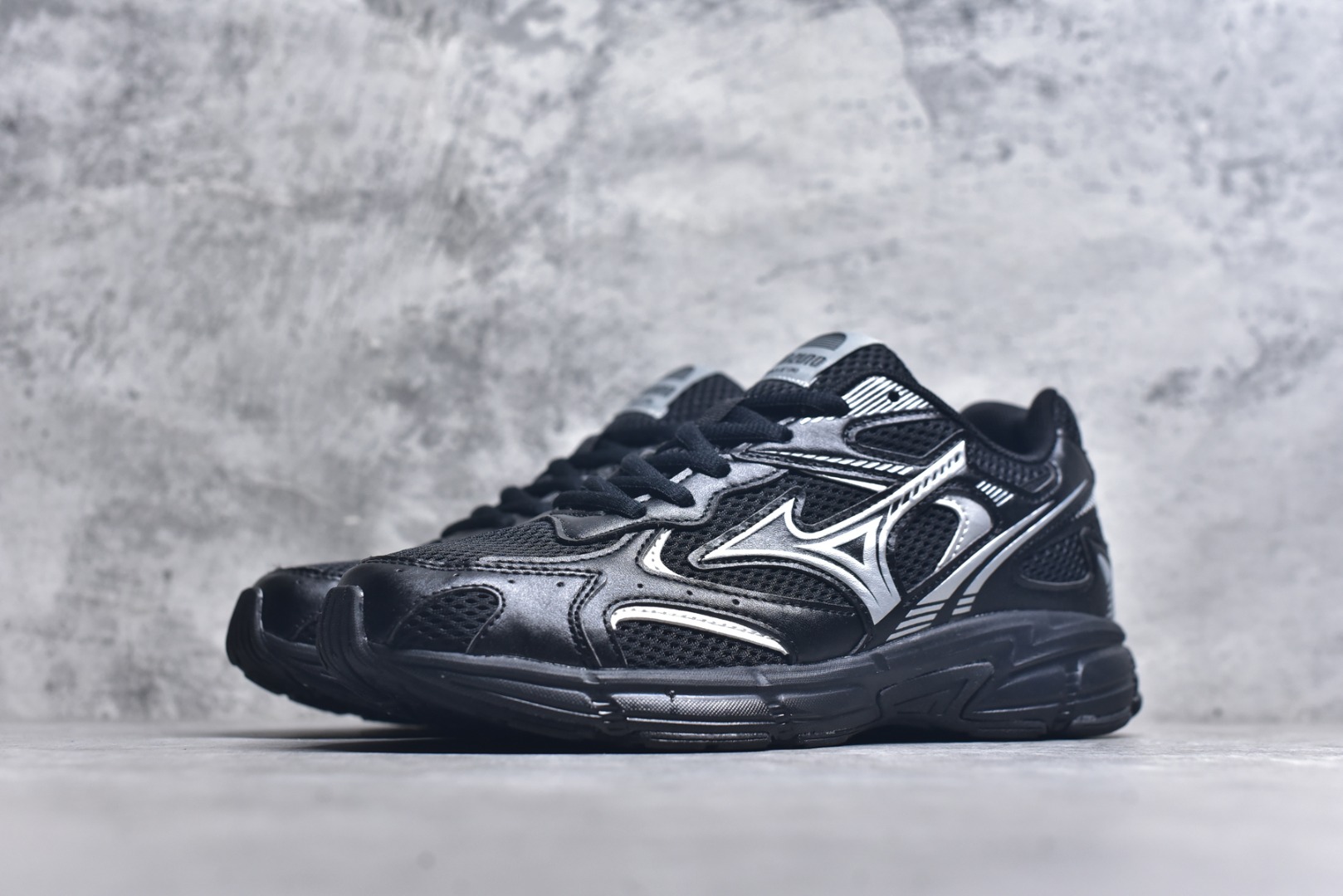 图片[2]-#Mizuno Speed 2K 美津浓复古厚底织物合成革防滑耐磨透气低帮休闲跑步鞋 美津浓（Mizuno）是日本美津浓株式会社于1906年创立的运动品牌，经过一个多世纪的不断努力现已成为世界著名的运动器具、服装和鞋类生产商。美津浓力求服务于各类运动项目，并竭力使运动生活更加愉快和振奋。产品种类齐全，覆盖几乎全部主要运动项目，达到30万多个品类。尺码：36 36.5 37.5 38 38.5 39 40 40.5 41 42 42.5 43 44 44.5 45-选品中心