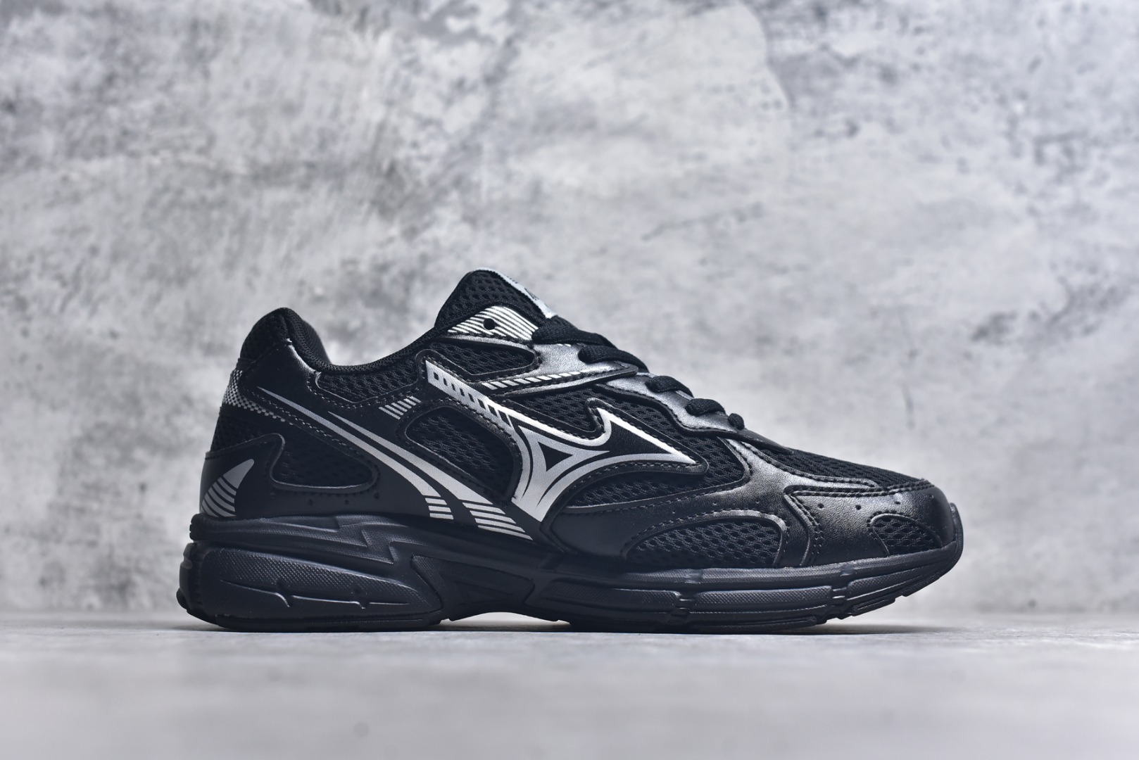 图片[3]-#Mizuno Speed 2K 美津浓复古厚底织物合成革防滑耐磨透气低帮休闲跑步鞋 美津浓（Mizuno）是日本美津浓株式会社于1906年创立的运动品牌，经过一个多世纪的不断努力现已成为世界著名的运动器具、服装和鞋类生产商。美津浓力求服务于各类运动项目，并竭力使运动生活更加愉快和振奋。产品种类齐全，覆盖几乎全部主要运动项目，达到30万多个品类。尺码：36 36.5 37.5 38 38.5 39 40 40.5 41 42 42.5 43 44 44.5 45-选品中心