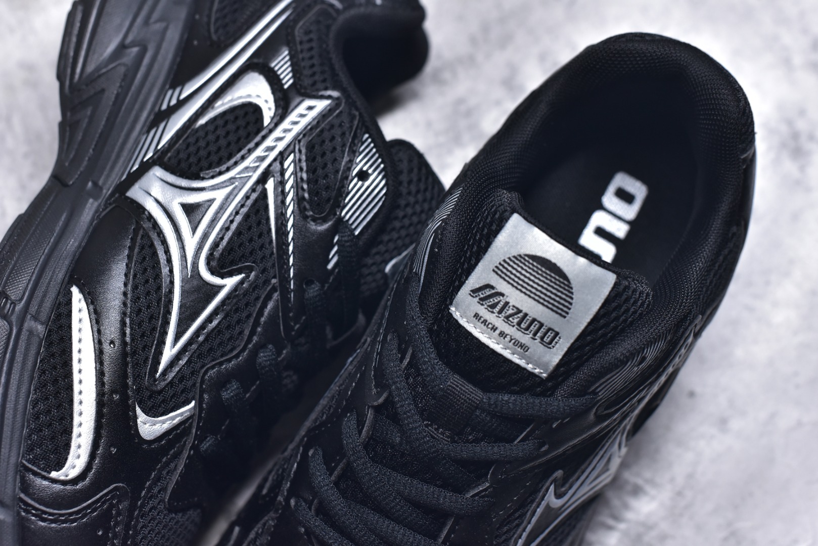 图片[9]-#Mizuno Speed 2K 美津浓复古厚底织物合成革防滑耐磨透气低帮休闲跑步鞋 美津浓（Mizuno）是日本美津浓株式会社于1906年创立的运动品牌，经过一个多世纪的不断努力现已成为世界著名的运动器具、服装和鞋类生产商。美津浓力求服务于各类运动项目，并竭力使运动生活更加愉快和振奋。产品种类齐全，覆盖几乎全部主要运动项目，达到30万多个品类。尺码：36 36.5 37.5 38 38.5 39 40 40.5 41 42 42.5 43 44 44.5 45-选品中心