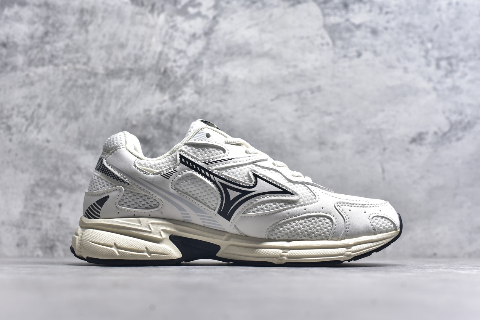 图片[3]-#Mizuno Speed 2K 美津浓复古厚底织物合成革防滑耐磨透气低帮休闲跑步鞋 美津浓（Mizuno）是日本美津浓株式会社于1906年创立的运动品牌，经过一个多世纪的不断努力现已成为世界著名的运动器具、服装和鞋类生产商。美津浓力求服务于各类运动项目，并竭力使运动生活更加愉快和振奋。产品种类齐全，覆盖几乎全部主要运动项目，达到30万多个品类。尺码：36 36.5 37.5 38 38.5 39 40 40.5 41 42 42.5 43 44 44.5 45-选品中心