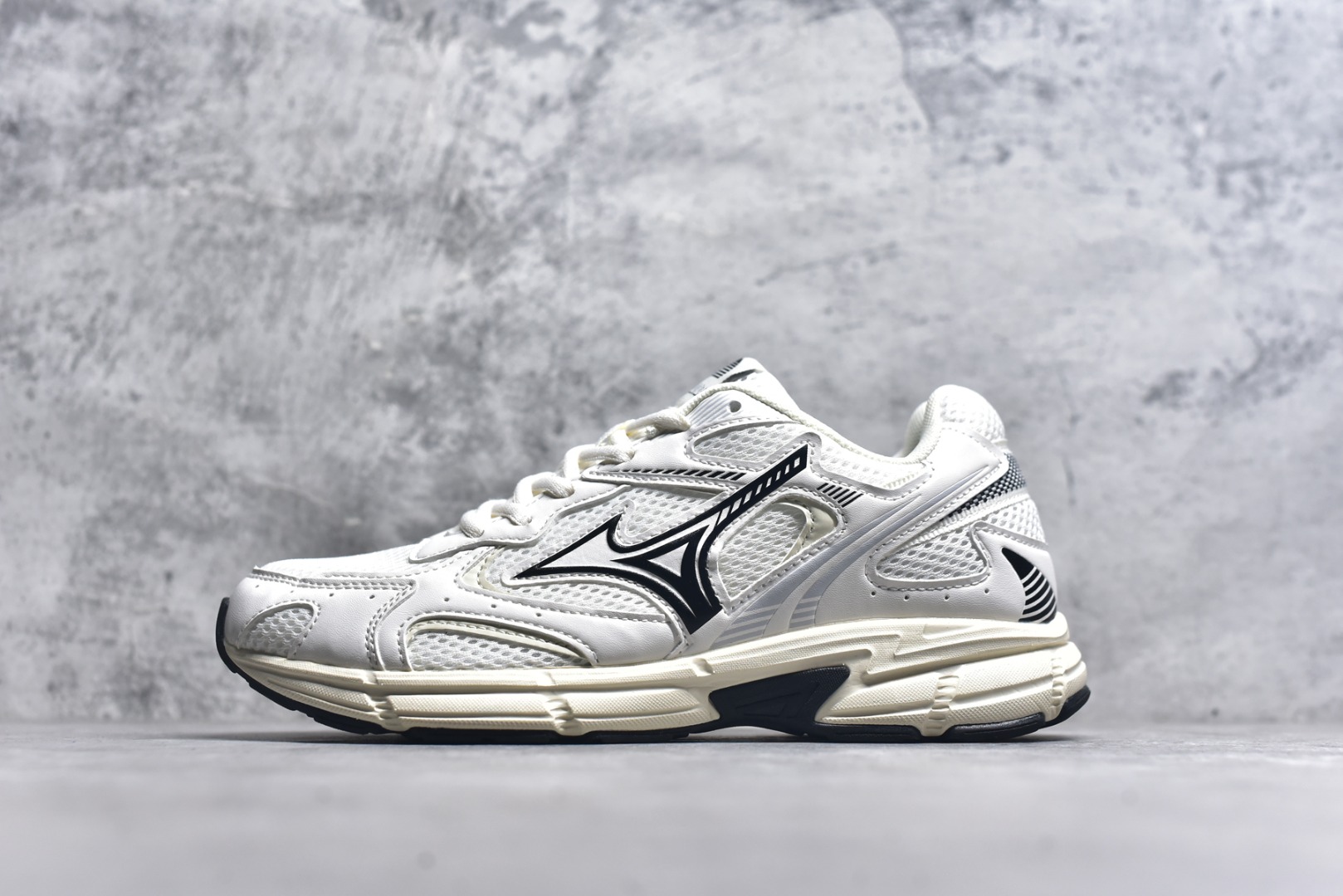 #Mizuno Speed 2K 美津浓复古厚底织物合成革防滑耐磨透气低帮休闲跑步鞋 美津浓（Mizuno）是日本美津浓株式会社于1906年创立的运动品牌，经过一个多世纪的不断努力现已成为世界著名的运动器具、服装和鞋类生产商。美津浓力求服务于各类运动项目，并竭力使运动生活更加愉快和振奋。产品种类齐全，覆盖几乎全部主要运动项目，达到30万多个品类。尺码：36 36.5 37.5 38 38.5 39 40 40.5 41 42 42.5 43 44 44.5 45-选品中心