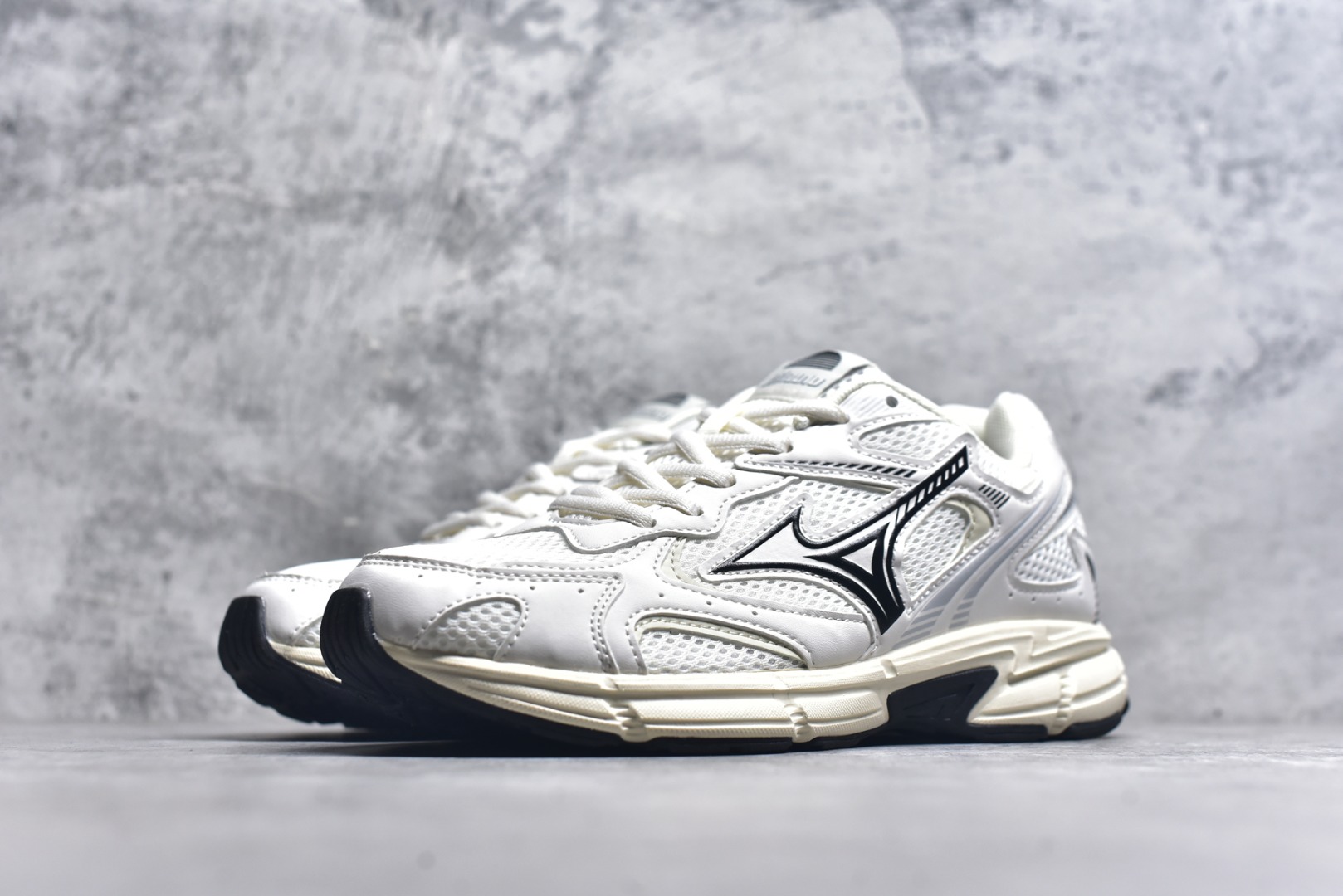 图片[2]-#Mizuno Speed 2K 美津浓复古厚底织物合成革防滑耐磨透气低帮休闲跑步鞋 美津浓（Mizuno）是日本美津浓株式会社于1906年创立的运动品牌，经过一个多世纪的不断努力现已成为世界著名的运动器具、服装和鞋类生产商。美津浓力求服务于各类运动项目，并竭力使运动生活更加愉快和振奋。产品种类齐全，覆盖几乎全部主要运动项目，达到30万多个品类。尺码：36 36.5 37.5 38 38.5 39 40 40.5 41 42 42.5 43 44 44.5 45-选品中心