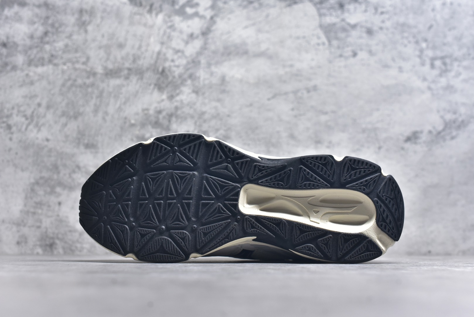 图片[6]-#Mizuno Speed 2K 美津浓复古厚底织物合成革防滑耐磨透气低帮休闲跑步鞋 美津浓（Mizuno）是日本美津浓株式会社于1906年创立的运动品牌，经过一个多世纪的不断努力现已成为世界著名的运动器具、服装和鞋类生产商。美津浓力求服务于各类运动项目，并竭力使运动生活更加愉快和振奋。产品种类齐全，覆盖几乎全部主要运动项目，达到30万多个品类。尺码：36 36.5 37.5 38 38.5 39 40 40.5 41 42 42.5 43 44 44.5 45-选品中心