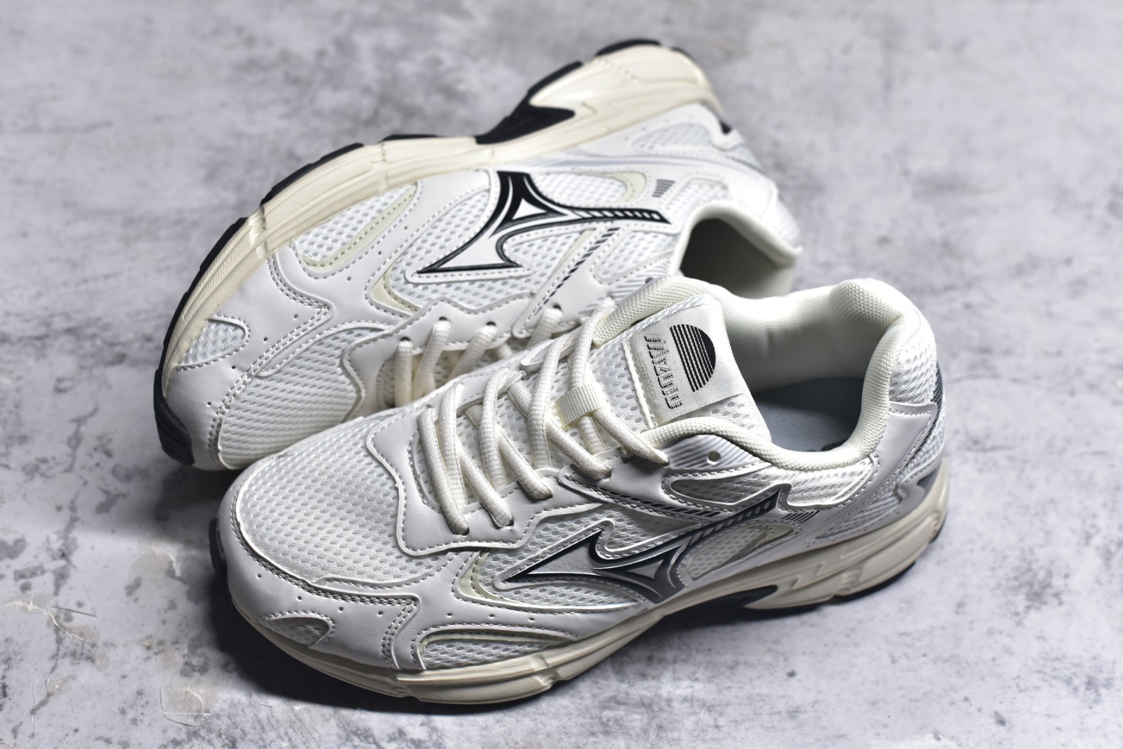 图片[7]-#Mizuno Speed 2K 美津浓复古厚底织物合成革防滑耐磨透气低帮休闲跑步鞋 美津浓（Mizuno）是日本美津浓株式会社于1906年创立的运动品牌，经过一个多世纪的不断努力现已成为世界著名的运动器具、服装和鞋类生产商。美津浓力求服务于各类运动项目，并竭力使运动生活更加愉快和振奋。产品种类齐全，覆盖几乎全部主要运动项目，达到30万多个品类。尺码：36 36.5 37.5 38 38.5 39 40 40.5 41 42 42.5 43 44 44.5 45-选品中心