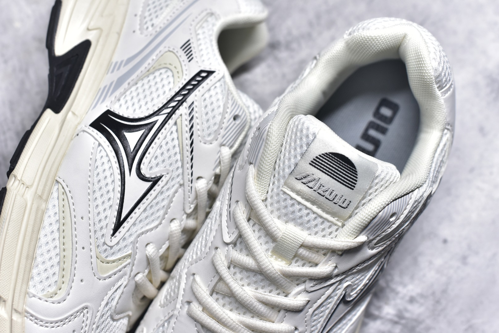 图片[9]-#Mizuno Speed 2K 美津浓复古厚底织物合成革防滑耐磨透气低帮休闲跑步鞋 美津浓（Mizuno）是日本美津浓株式会社于1906年创立的运动品牌，经过一个多世纪的不断努力现已成为世界著名的运动器具、服装和鞋类生产商。美津浓力求服务于各类运动项目，并竭力使运动生活更加愉快和振奋。产品种类齐全，覆盖几乎全部主要运动项目，达到30万多个品类。尺码：36 36.5 37.5 38 38.5 39 40 40.5 41 42 42.5 43 44 44.5 45-选品中心