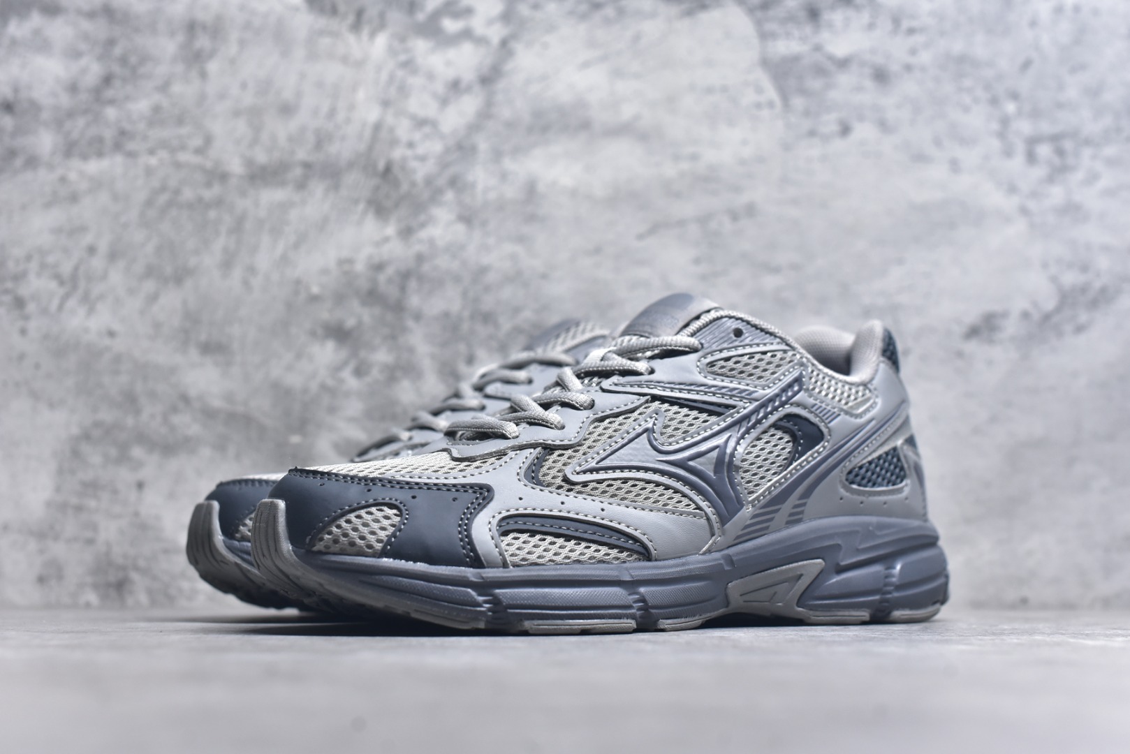 图片[2]-#Mizuno Speed 2K 美津浓复古厚底织物合成革防滑耐磨透气低帮休闲跑步鞋 美津浓（Mizuno）是日本美津浓株式会社于1906年创立的运动品牌，经过一个多世纪的不断努力现已成为世界著名的运动器具、服装和鞋类生产商。美津浓力求服务于各类运动项目，并竭力使运动生活更加愉快和振奋。产品种类齐全，覆盖几乎全部主要运动项目，达到30万多个品类。尺码：36 36.5 37.5 38 38.5 39 40 40.5 41 42 42.5 43 44 44.5 45-选品中心