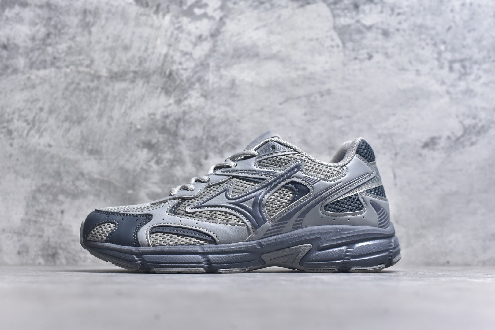 #Mizuno Speed 2K 美津浓复古厚底织物合成革防滑耐磨透气低帮休闲跑步鞋 美津浓（Mizuno）是日本美津浓株式会社于1906年创立的运动品牌，经过一个多世纪的不断努力现已成为世界著名的运动器具、服装和鞋类生产商。美津浓力求服务于各类运动项目，并竭力使运动生活更加愉快和振奋。产品种类齐全，覆盖几乎全部主要运动项目，达到30万多个品类。尺码：36 36.5 37.5 38 38.5 39 40 40.5 41 42 42.5 43 44 44.5 45-选品中心